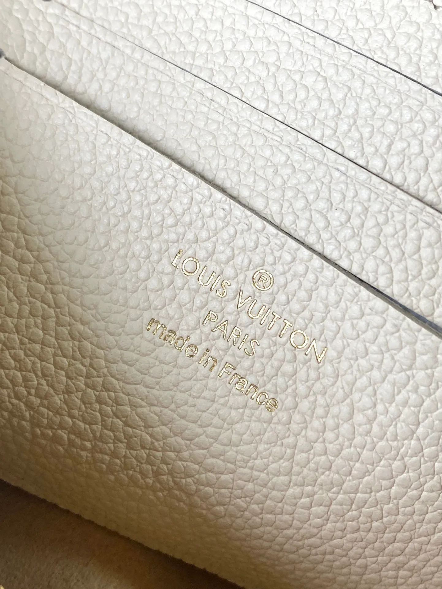 💰880 (top layer leather) top original order M82210. Support counter inspection. The photos taken of duty-free goods are consistent with the product without unpacking. This product is an exclusive duty-free product in the market and is the highest-end product. Inspection is supported. This product has passed strict inspection and is flawless. Please wear gloves when touching the product. This product is not returnable or exchangeable. Please confirm the product first and then remove the label on the handle. This product is temporarily not open to the public, only regular customers, and is in short supply. Dimensions: 23.5 x 12 x 4.3 cm