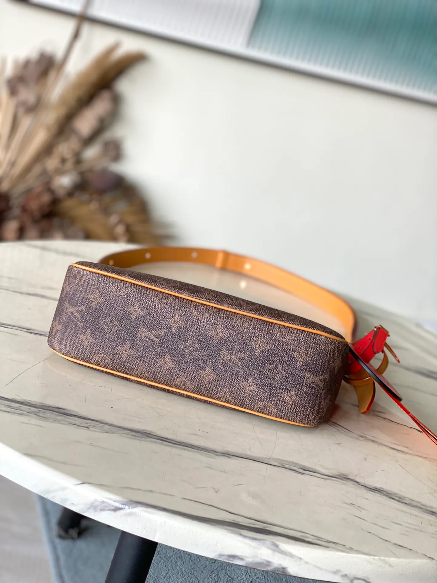 💰940 Top Original Order M11623 This Pochette Accessoire XL handbag uses Monogram Dust canvas to present the time-honored Monogram pattern, injecting a handsome atmosphere into the classic configuration from 1990. The generously zipped main compartment has a patch pocket, and the non-functional tasseled name tag and Marque L.Vuitton Deposee trim are both removable. Dimensions: 28 × 16,5 × 9 cm