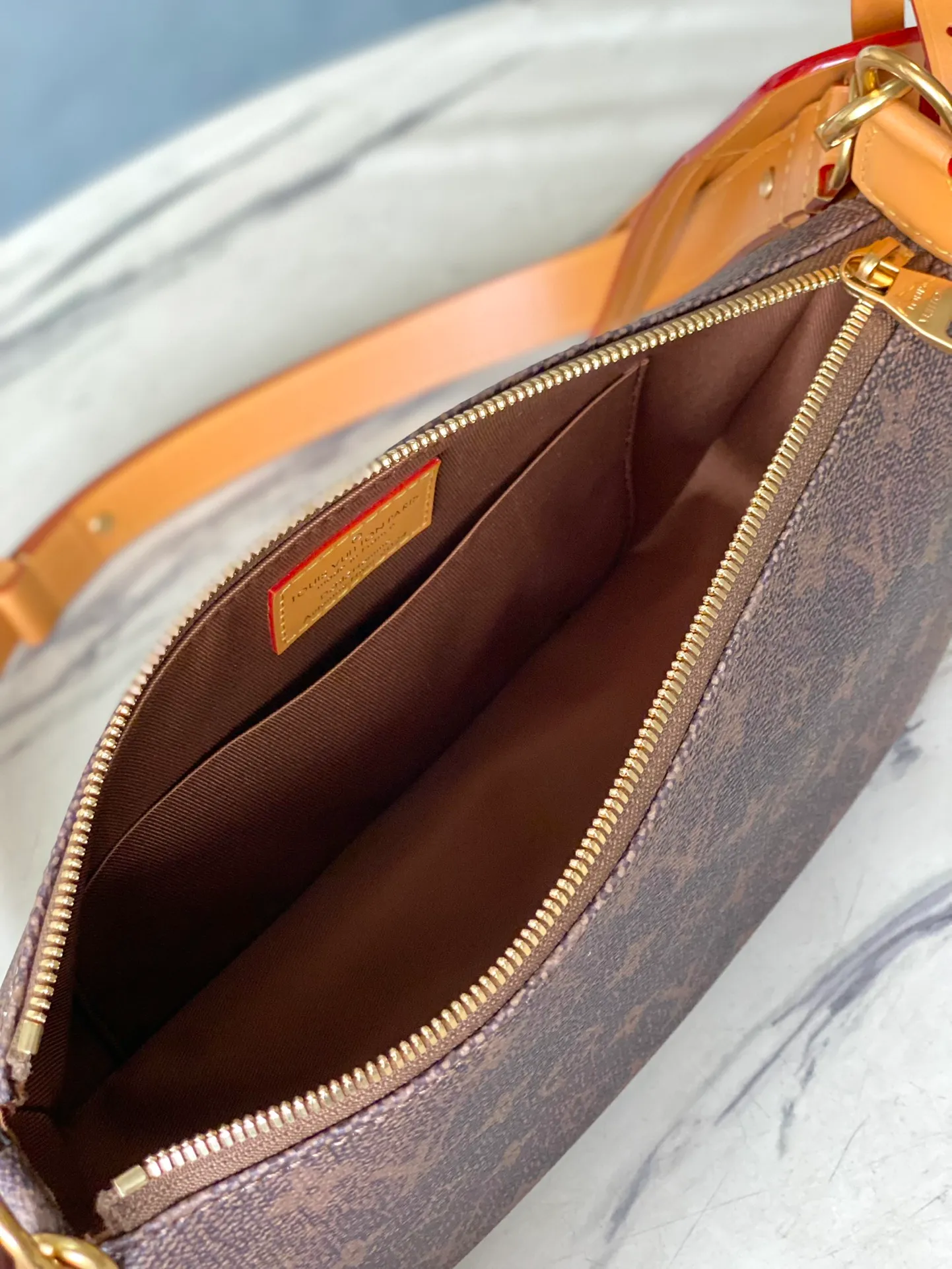 💰940 Top Original Order M11623 This Pochette Accessoire XL handbag uses Monogram Dust canvas to present the time-honored Monogram pattern, injecting a handsome atmosphere into the classic configuration from 1990. The generously zipped main compartment has a patch pocket, and the non-functional tasseled name tag and Marque L.Vuitton Deposee trim are both removable. Dimensions: 28 × 16,5 × 9 cm