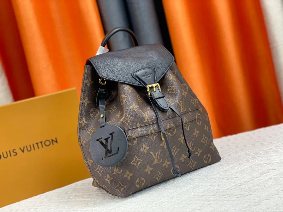 P220 M45501M45410M45205MM45397-The Montsouris backpack, which came out in 1994, is this time covered in Monogram Empreinte embossed leather, embellished with vintage metal buckles and LV charms. The zippered outer pocket allows for easy access, and the adjustable shoulder strap provides a comfortable shoulder carrying experience. Detailed features 27.5 x 33.0 x 14.0 cm (L x H x W) Embossed cowhide Leather trim Microfiber lining Metal hardware Leather carrying handle Adjustable leather shoulder strap Magnetic closure with drawstring Removable leather LV charm Zippered outer pocket Open inner pocket Handle: single handle