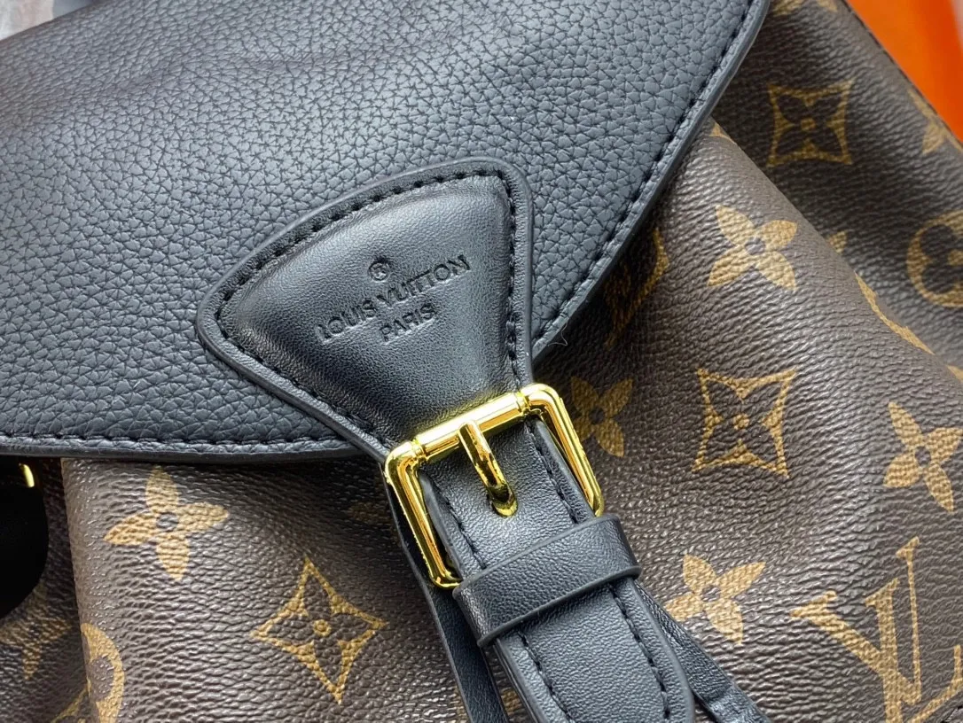 P220 M45501M45410M45205MM45397-The Montsouris backpack, which came out in 1994, is this time covered in Monogram Empreinte embossed leather, embellished with vintage metal buckles and LV charms. The zippered outer pocket allows for easy access, and the adjustable shoulder strap provides a comfortable shoulder carrying experience. Detailed features 27.5 x 33.0 x 14.0 cm (L x H x W) Embossed cowhide Leather trim Microfiber lining Metal hardware Leather carrying handle Adjustable leather shoulder strap Magnetic closure with drawstring Removable leather LV charm Zippered outer pocket Open inner pocket Handle: single handle