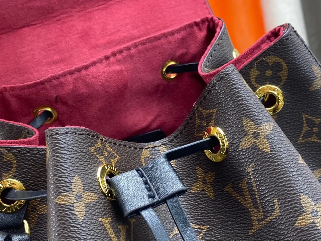 P220 M45501M45410M45205MM45397-The Montsouris backpack, which came out in 1994, is this time covered in Monogram Empreinte embossed leather, embellished with vintage metal buckles and LV charms. The zippered outer pocket allows for easy access, and the adjustable shoulder strap provides a comfortable shoulder carrying experience. Detailed features 27.5 x 33.0 x 14.0 cm (L x H x W) Embossed cowhide Leather trim Microfiber lining Metal hardware Leather carrying handle Adjustable leather shoulder strap Magnetic closure with drawstring Removable leather LV charm Zippered outer pocket Open inner pocket Handle: single handle