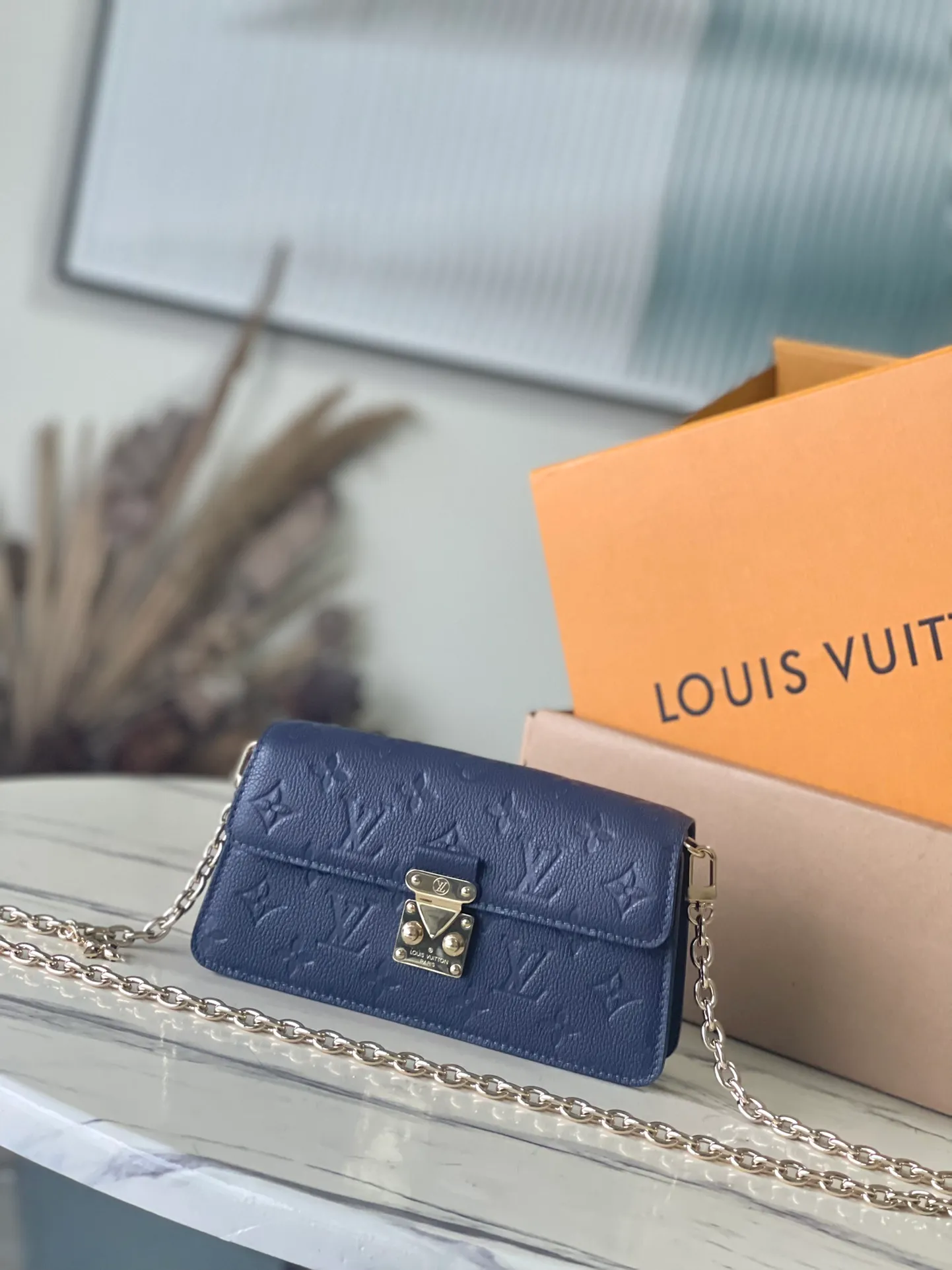 💰960 (top layer leather) top original M82671 Wallet On Chain Metis handbag is made of grained Monogram Empreinte leather with the brand's Monogram pattern embossed on it. It has a distinctive appearance with a trapezoidal design and the front flap is fixed with an S-lock, which is inherited from classic suitcases. Detachable chain allows for cross-body wear. Dimensions: 19 × 11 × 5.5 cm
