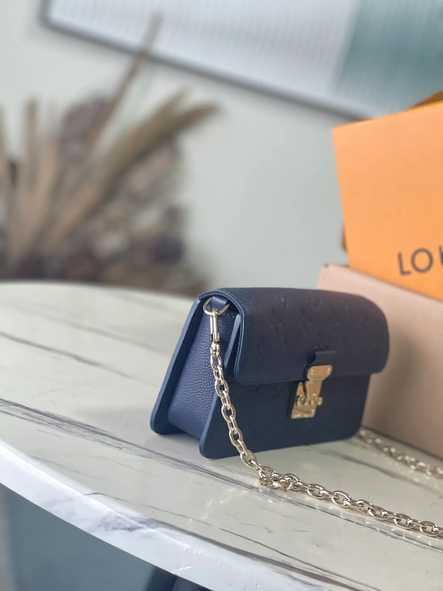 💰960 (top layer leather) top original M82671 Wallet On Chain Metis handbag is made of grained Monogram Empreinte leather with the brand's Monogram pattern embossed on it. It has a distinctive appearance with a trapezoidal design and the front flap is fixed with an S-lock, which is inherited from classic suitcases. Detachable chain allows for cross-body wear. Dimensions: 19 × 11 × 5.5 cm