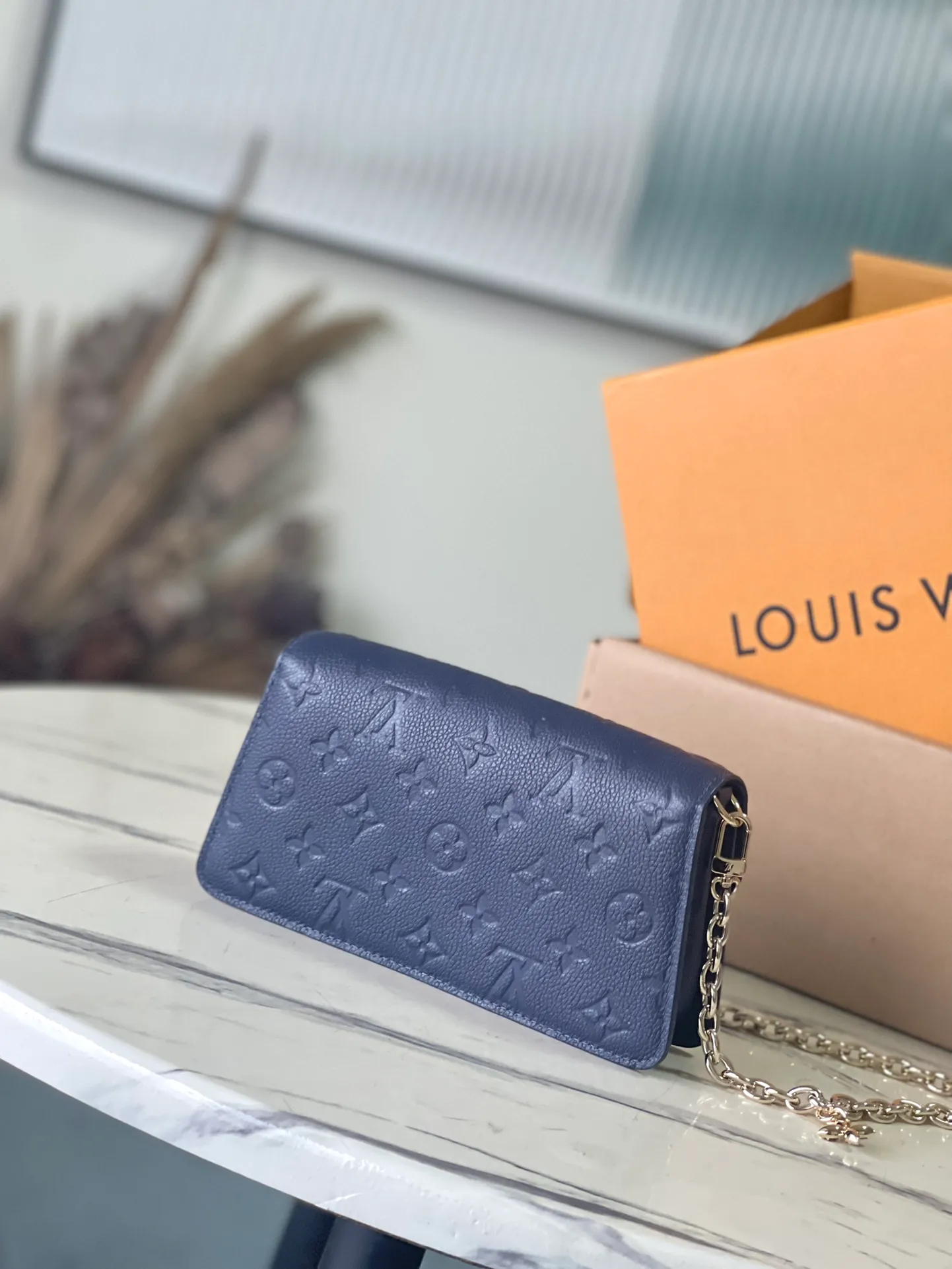 💰960 (top layer leather) top original M82671 Wallet On Chain Metis handbag is made of grained Monogram Empreinte leather with the brand's Monogram pattern embossed on it. It has a distinctive appearance with a trapezoidal design and the front flap is fixed with an S-lock, which is inherited from classic suitcases. Detachable chain allows for cross-body wear. Dimensions: 19 × 11 × 5.5 cm