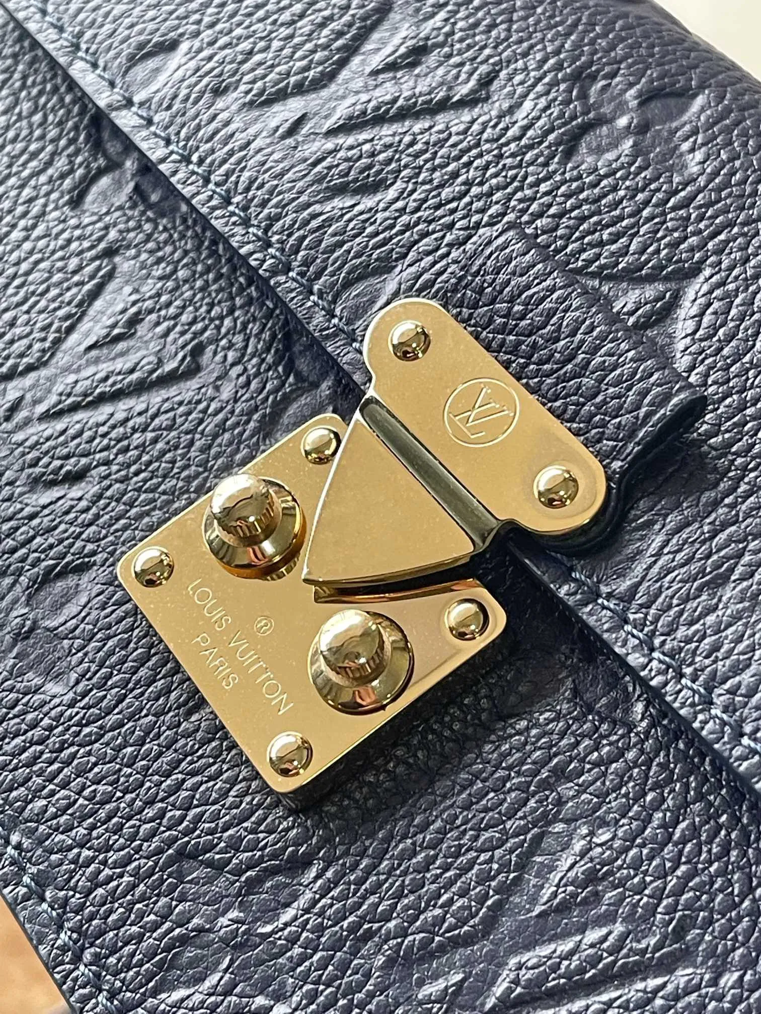 💰960 (top layer leather) top original M82671 Wallet On Chain Metis handbag is made of grained Monogram Empreinte leather with the brand's Monogram pattern embossed on it. It has a distinctive appearance with a trapezoidal design and the front flap is fixed with an S-lock, which is inherited from classic suitcases. Detachable chain allows for cross-body wear. Dimensions: 19 × 11 × 5.5 cm
