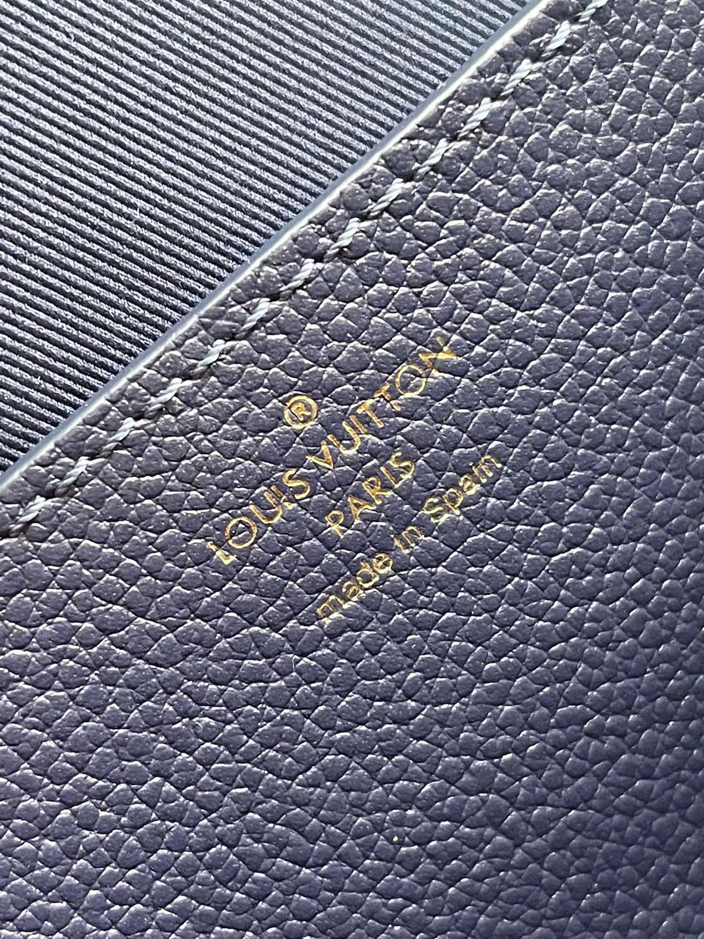 💰960 (top layer leather) top original M82671 Wallet On Chain Metis handbag is made of grained Monogram Empreinte leather with the brand's Monogram pattern embossed on it. It has a distinctive appearance with a trapezoidal design and the front flap is fixed with an S-lock, which is inherited from classic suitcases. Detachable chain allows for cross-body wear. Dimensions: 19 × 11 × 5.5 cm