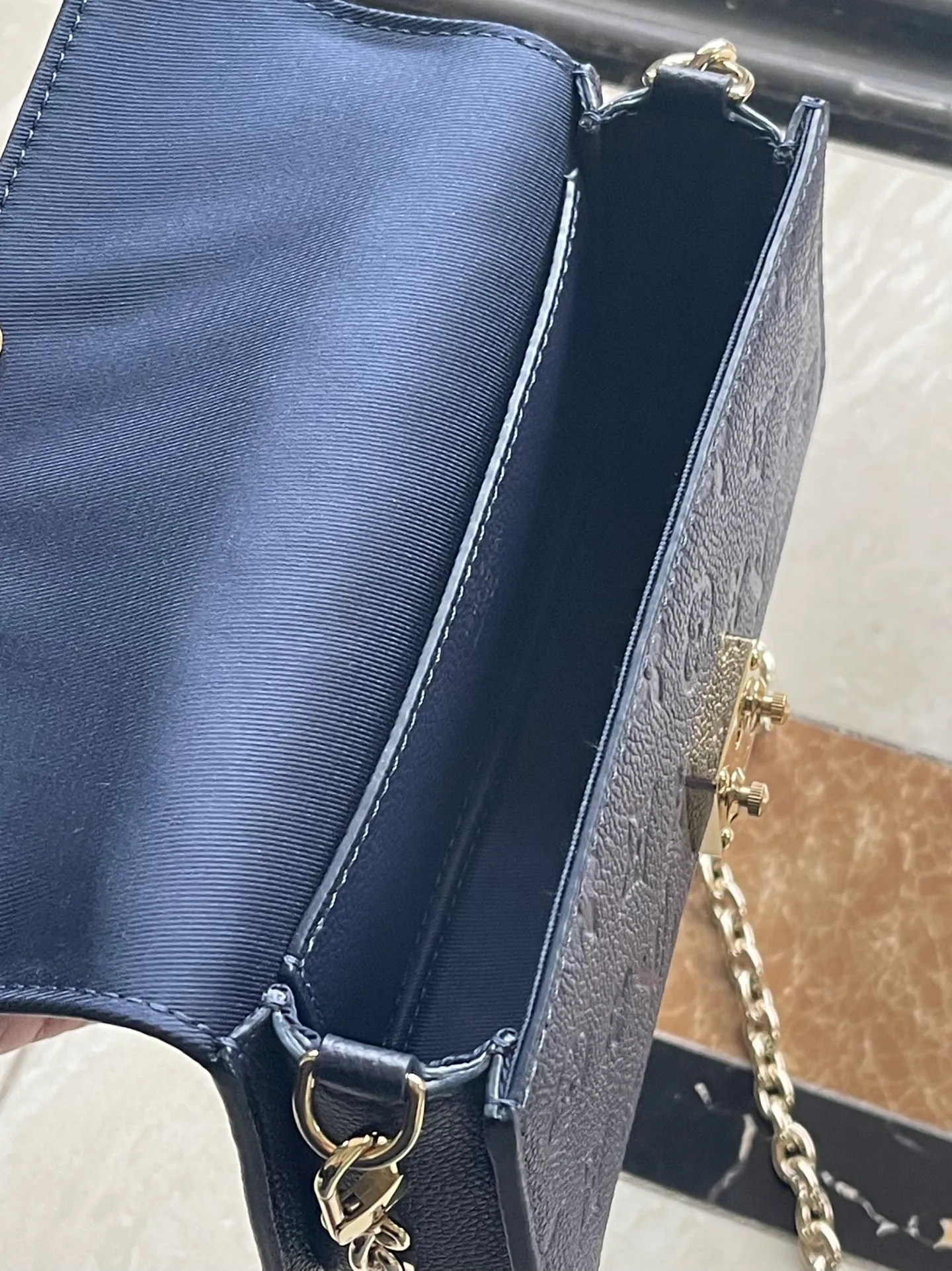 💰960 (top layer leather) top original M82671 Wallet On Chain Metis handbag is made of grained Monogram Empreinte leather with the brand's Monogram pattern embossed on it. It has a distinctive appearance with a trapezoidal design and the front flap is fixed with an S-lock, which is inherited from classic suitcases. Detachable chain allows for cross-body wear. Dimensions: 19 × 11 × 5.5 cm