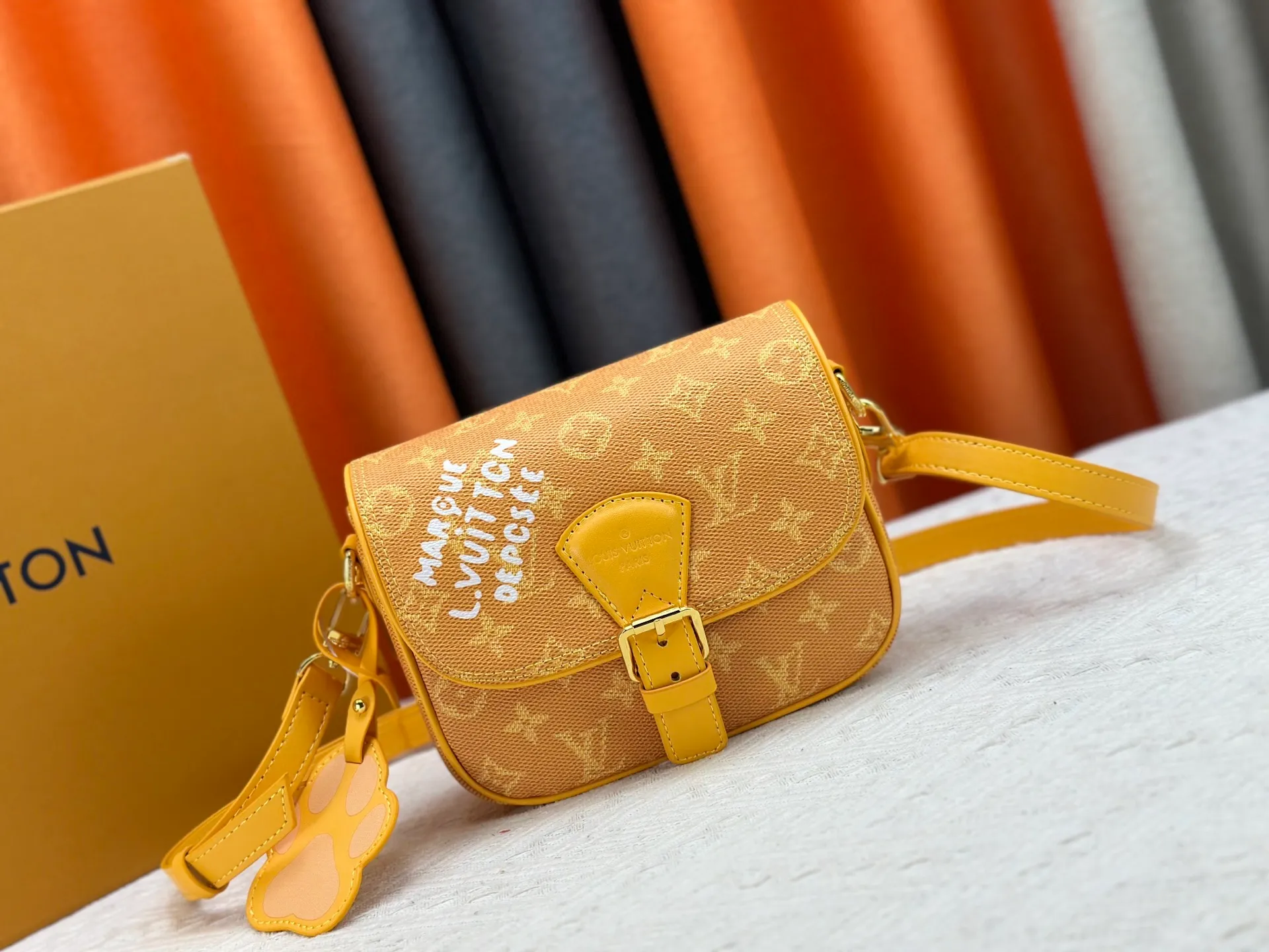 P260 Upgraded original M12694 yellow N00147 checkerboard Montsouris small messenger bag uses Monogram Macassar to create ample space, making it a perfect choice for daily travel. The retro structure and leather shoulder strap can also be easily worn in formal occasions. Dimensions: 20 x 17 x 7 cm (length x height x width)