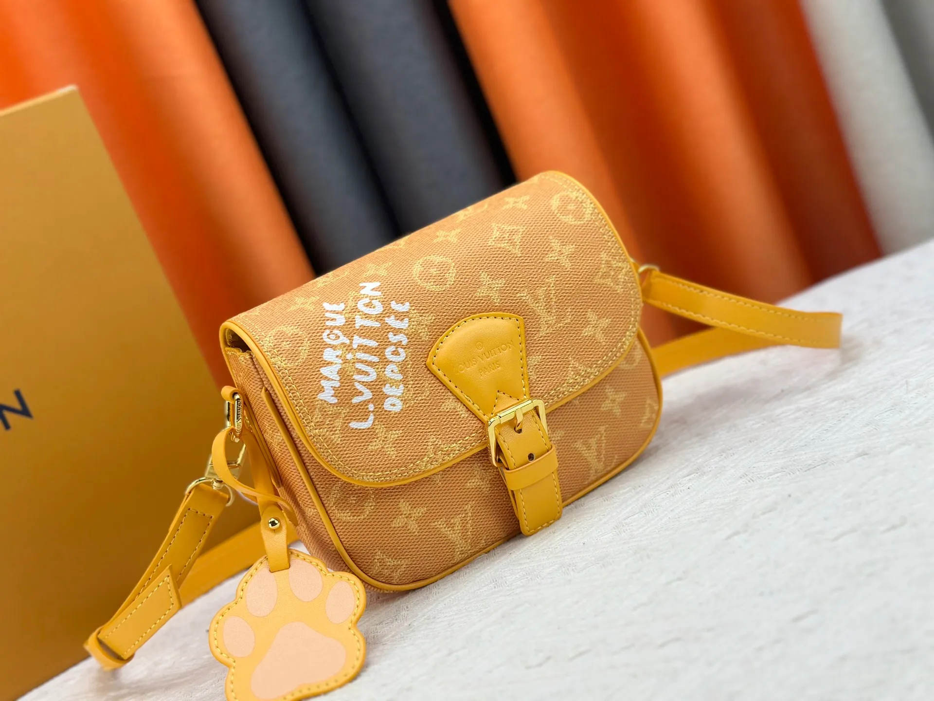 P260 Upgraded original M12694 yellow N00147 checkerboard Montsouris small messenger bag uses Monogram Macassar to create ample space, making it a perfect choice for daily travel. The retro structure and leather shoulder strap can also be easily worn in formal occasions. Dimensions: 20 x 17 x 7 cm (length x height x width)