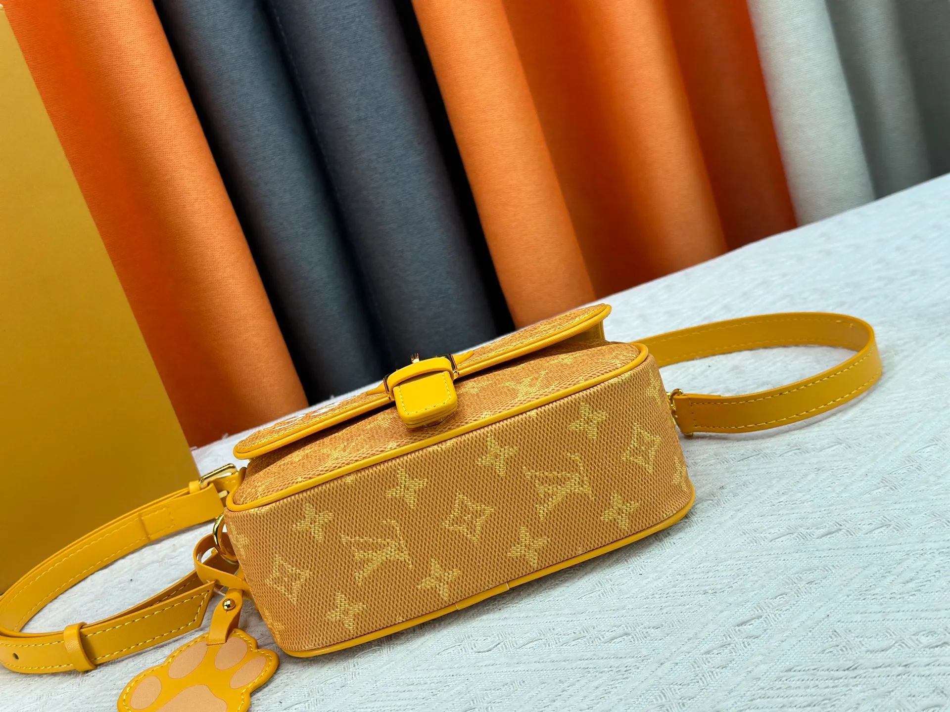 P260 Upgraded original M12694 yellow N00147 checkerboard Montsouris small messenger bag uses Monogram Macassar to create ample space, making it a perfect choice for daily travel. The retro structure and leather shoulder strap can also be easily worn in formal occasions. Dimensions: 20 x 17 x 7 cm (length x height x width)