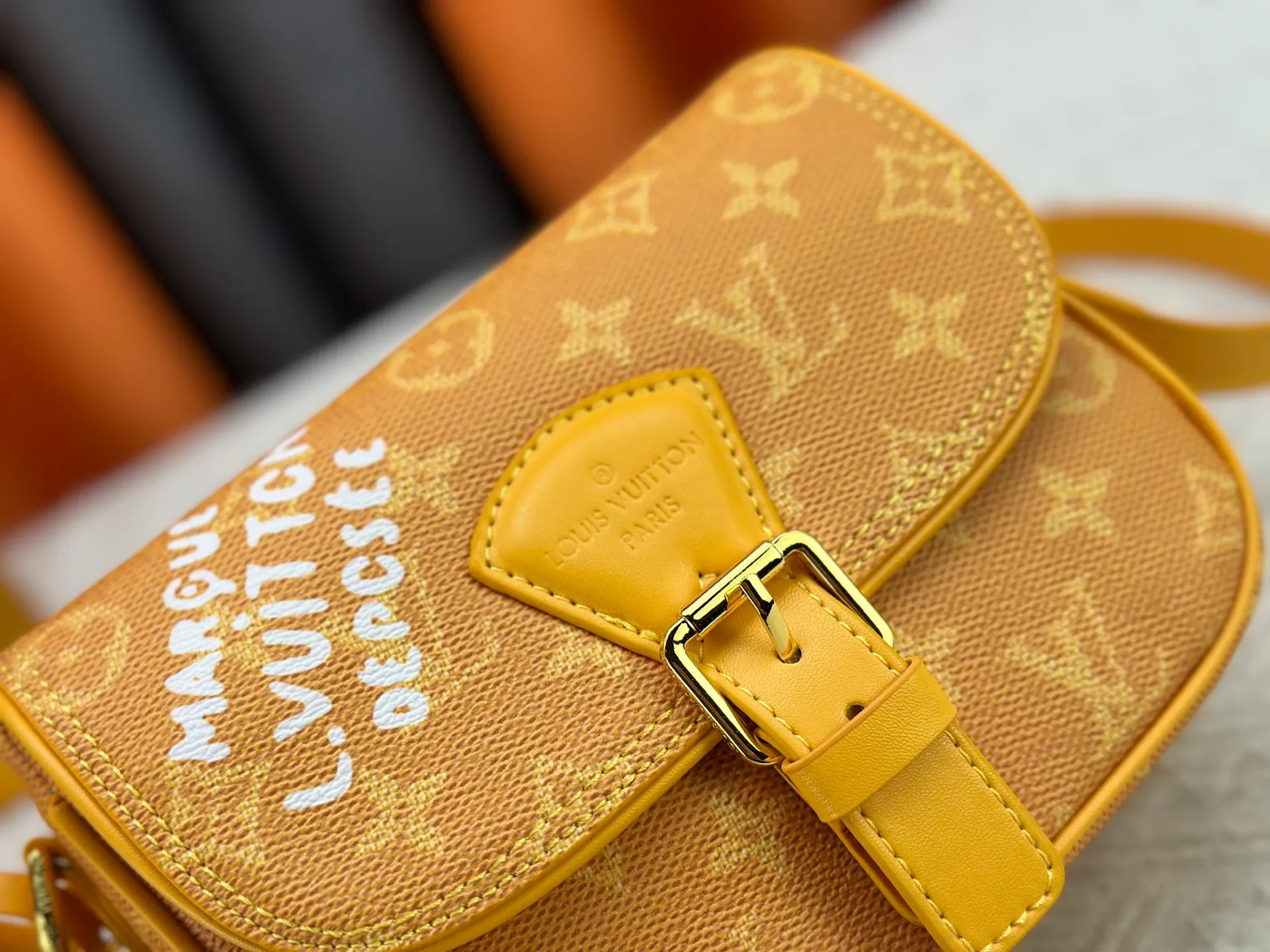 P260 Upgraded original M12694 yellow N00147 checkerboard Montsouris small messenger bag uses Monogram Macassar to create ample space, making it a perfect choice for daily travel. The retro structure and leather shoulder strap can also be easily worn in formal occasions. Dimensions: 20 x 17 x 7 cm (length x height x width)