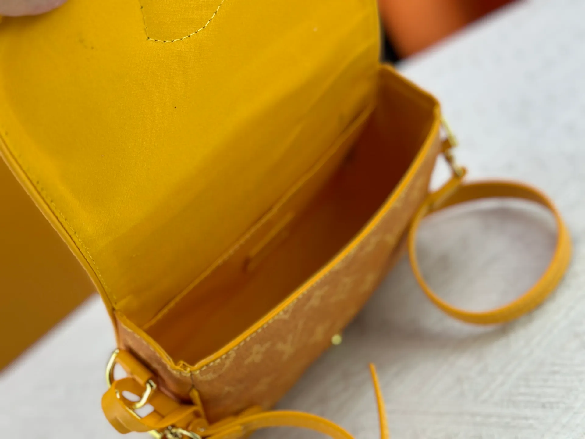 P260 Upgraded original M12694 yellow N00147 checkerboard Montsouris small messenger bag uses Monogram Macassar to create ample space, making it a perfect choice for daily travel. The retro structure and leather shoulder strap can also be easily worn in formal occasions. Dimensions: 20 x 17 x 7 cm (length x height x width)