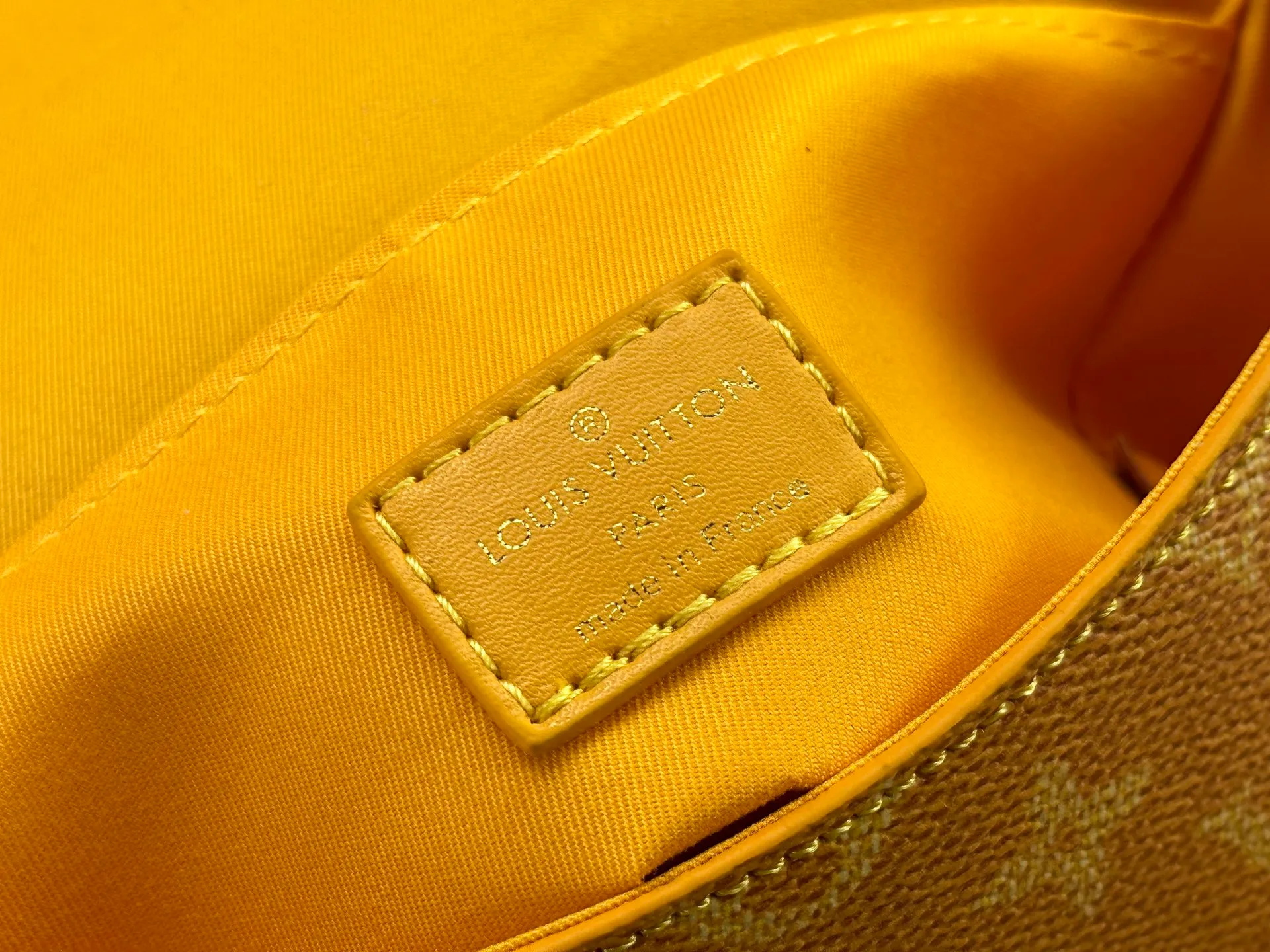 P260 Upgraded original M12694 yellow N00147 checkerboard Montsouris small messenger bag uses Monogram Macassar to create ample space, making it a perfect choice for daily travel. The retro structure and leather shoulder strap can also be easily worn in formal occasions. Dimensions: 20 x 17 x 7 cm (length x height x width)