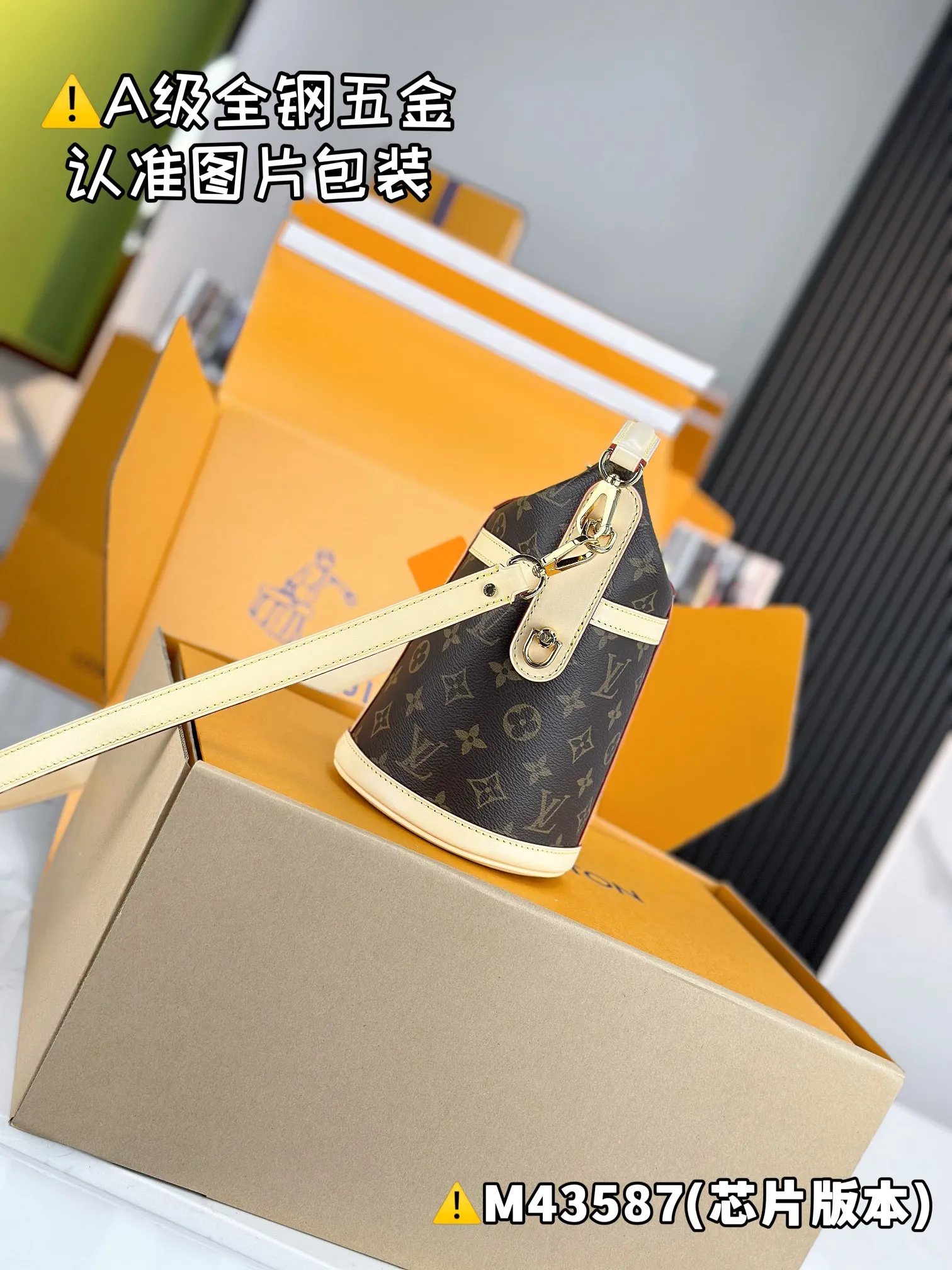 💰1900 [Genuine grade] [Special grade MB high elastic fabric] DUFFLE handbag Model: M43587 Material: A+ grade all-steel hardware, imported high elastic fabric Packaging: Full set of special grade duty-free MB packaging Dimensions: 22 x 23 x 14 cm