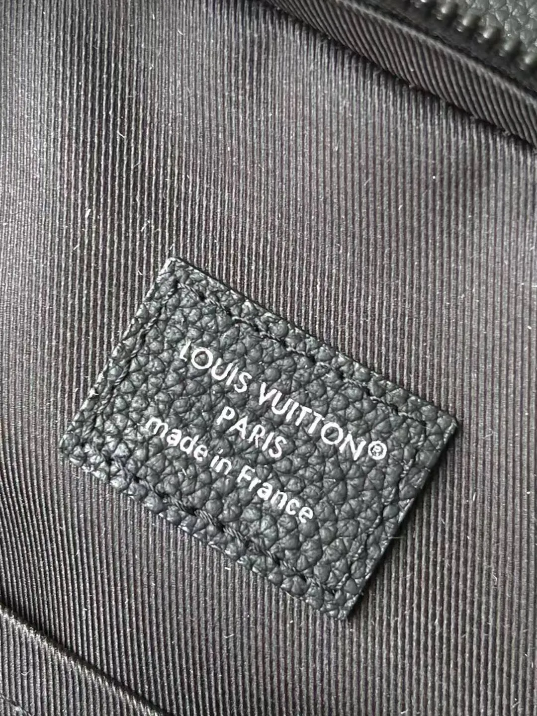 💰900 Top Original M14953 Damoflage black coated canvas adds a contemporary feel to the Avenue Slingbag's modern silhouette. A pixelated checkerboard pattern of grays and blacks is paired with matte black hardware for a masculine look. The Avenue features a main compartment and two zippered pockets for added functionality. The single shoulder strap is adjustable for comfortable cross-body wear. Appearance may vary slightly depending on pattern placement. Size: 16*5.7*33cm