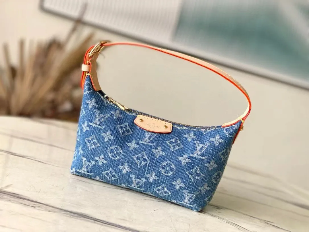 💰720 The top original M82949 Mini Moon handbag is made of soft Monogram Empreinte, making eye-catching details such as the LV Circle logo on the zipper puller shine like jewelry. Denim embroidered pea bag croissant small shoulder bag with adjustable shoulder strap for shoulder, elbow and hand carry. Dimensions: 20.5 x 6 x 16 cm (length x height x width)