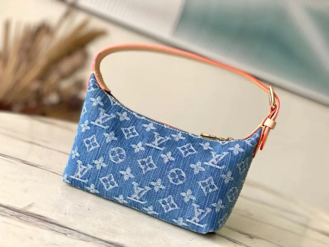 💰720 The top original M82949 Mini Moon handbag is made of soft Monogram Empreinte, making eye-catching details such as the LV Circle logo on the zipper puller shine like jewelry. Denim embroidered pea bag croissant small shoulder bag with adjustable shoulder strap for shoulder, elbow and hand carry. Dimensions: 20.5 x 6 x 16 cm (length x height x width)