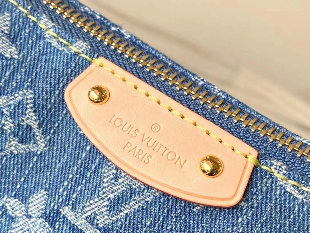 💰720 The top original M82949 Mini Moon handbag is made of soft Monogram Empreinte, making eye-catching details such as the LV Circle logo on the zipper puller shine like jewelry. Denim embroidered pea bag croissant small shoulder bag with adjustable shoulder strap for shoulder, elbow and hand carry. Dimensions: 20.5 x 6 x 16 cm (length x height x width)