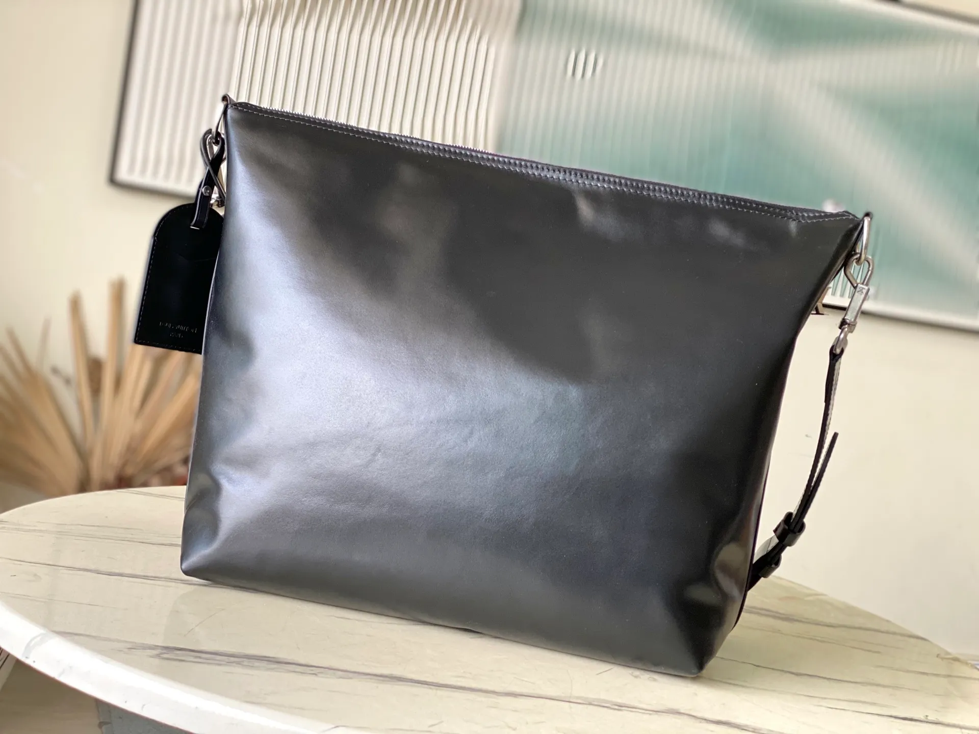 💰1280 (top-grain leather) top original order M13986 This Vagabond Hobo handbag is made of glossy soft cow leather to create an ergonomic and close-fitting silhouette. Whether it is worn cross-body or on the shoulder, it can show its cool style. The metal zipper enables smooth opening and closing, and the bead chain cleverly connects the zipper puller and V letter decoration. Dimensions: 35×12×38 cm
