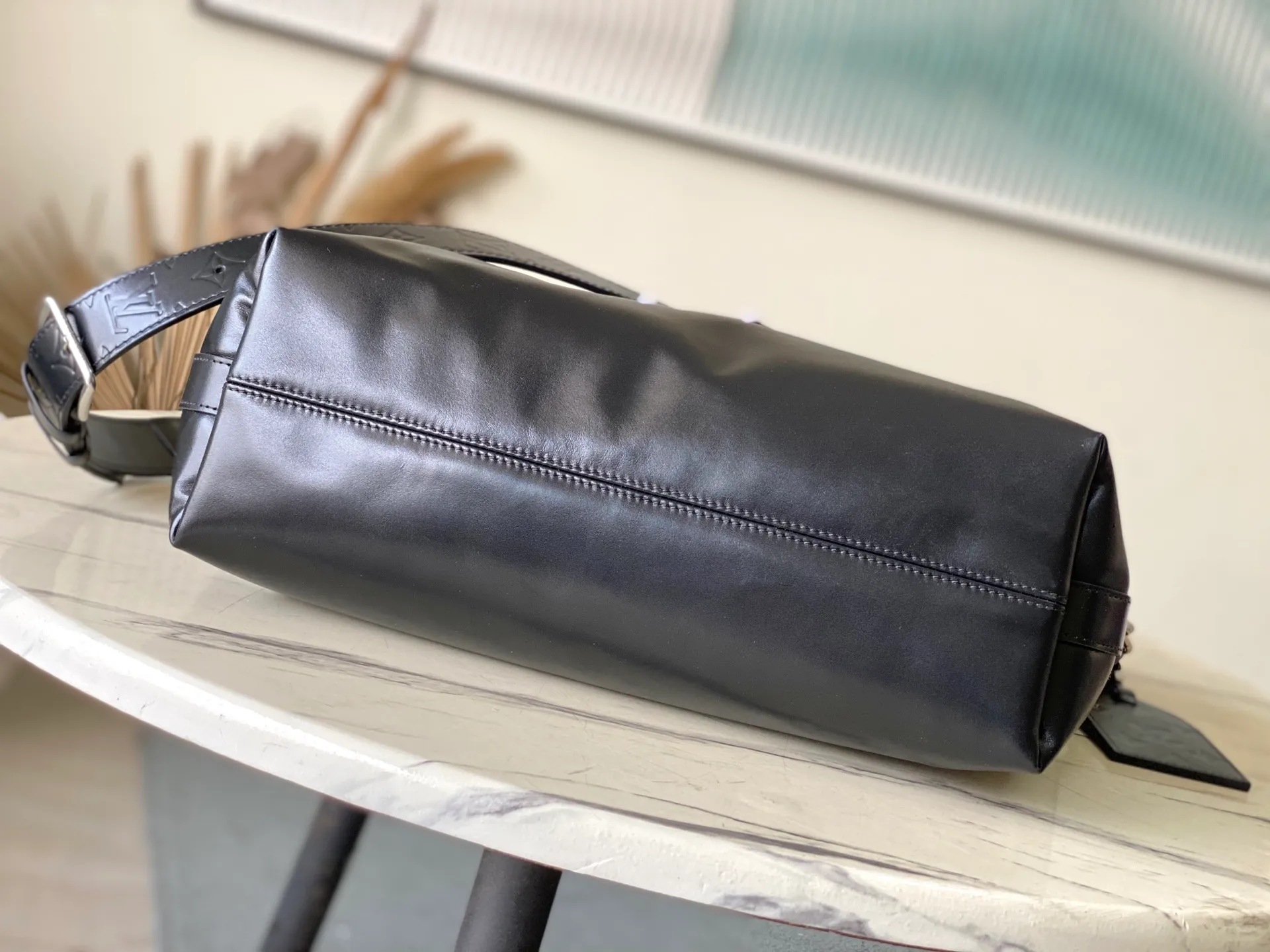💰1280 (top-grain leather) top original order M13986 This Vagabond Hobo handbag is made of glossy soft cow leather to create an ergonomic and close-fitting silhouette. Whether it is worn cross-body or on the shoulder, it can show its cool style. The metal zipper enables smooth opening and closing, and the bead chain cleverly connects the zipper puller and V letter decoration. Dimensions: 35×12×38 cm