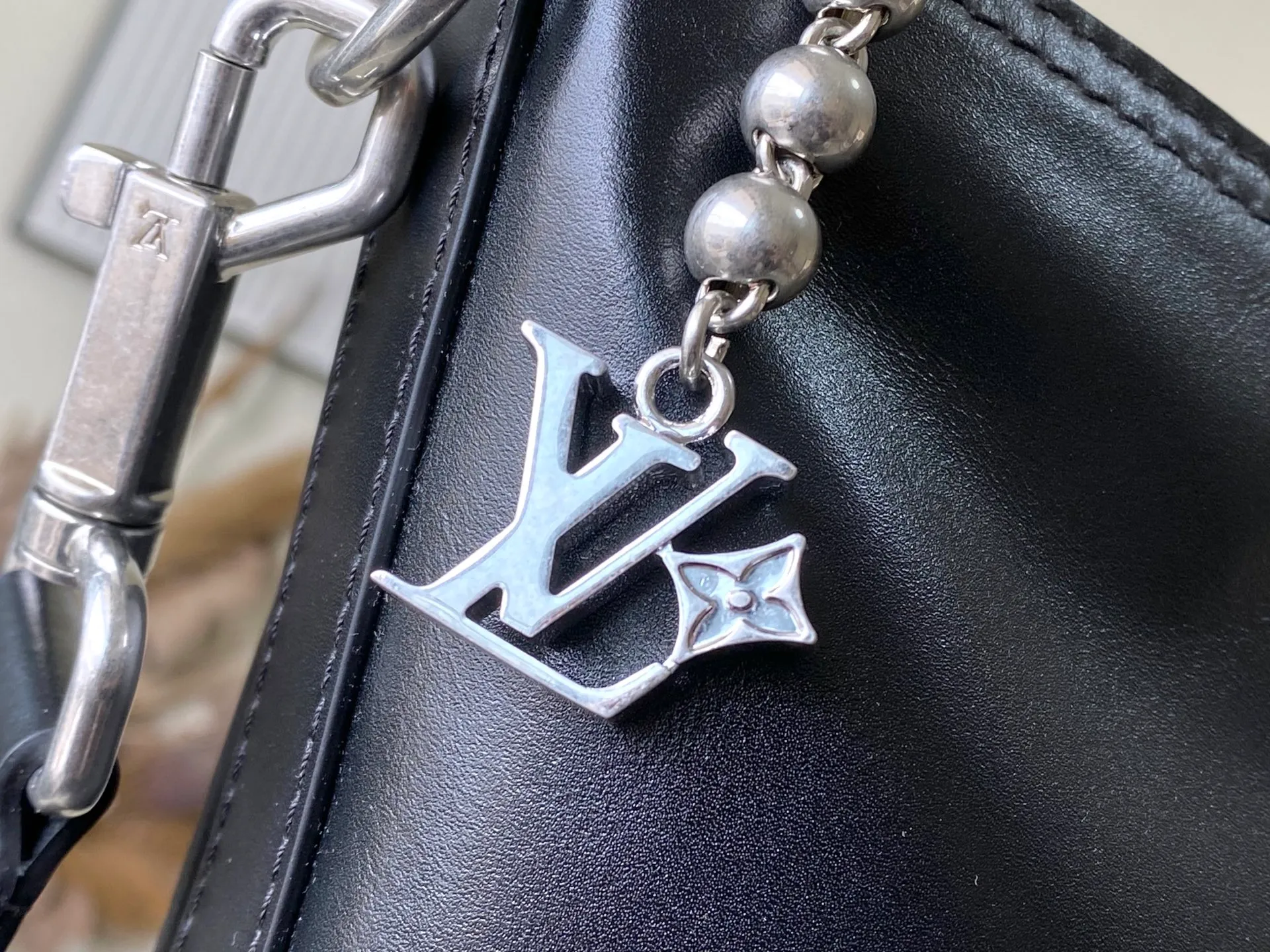 💰1280 (top-grain leather) top original order M13986 This Vagabond Hobo handbag is made of glossy soft cow leather to create an ergonomic and close-fitting silhouette. Whether it is worn cross-body or on the shoulder, it can show its cool style. The metal zipper enables smooth opening and closing, and the bead chain cleverly connects the zipper puller and V letter decoration. Dimensions: 35×12×38 cm