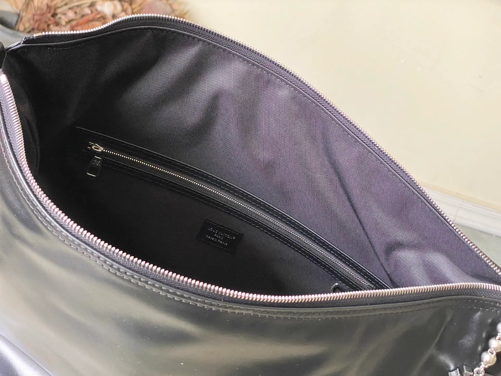 💰1280 (top-grain leather) top original order M13986 This Vagabond Hobo handbag is made of glossy soft cow leather to create an ergonomic and close-fitting silhouette. Whether it is worn cross-body or on the shoulder, it can show its cool style. The metal zipper enables smooth opening and closing, and the bead chain cleverly connects the zipper puller and V letter decoration. Dimensions: 35×12×38 cm