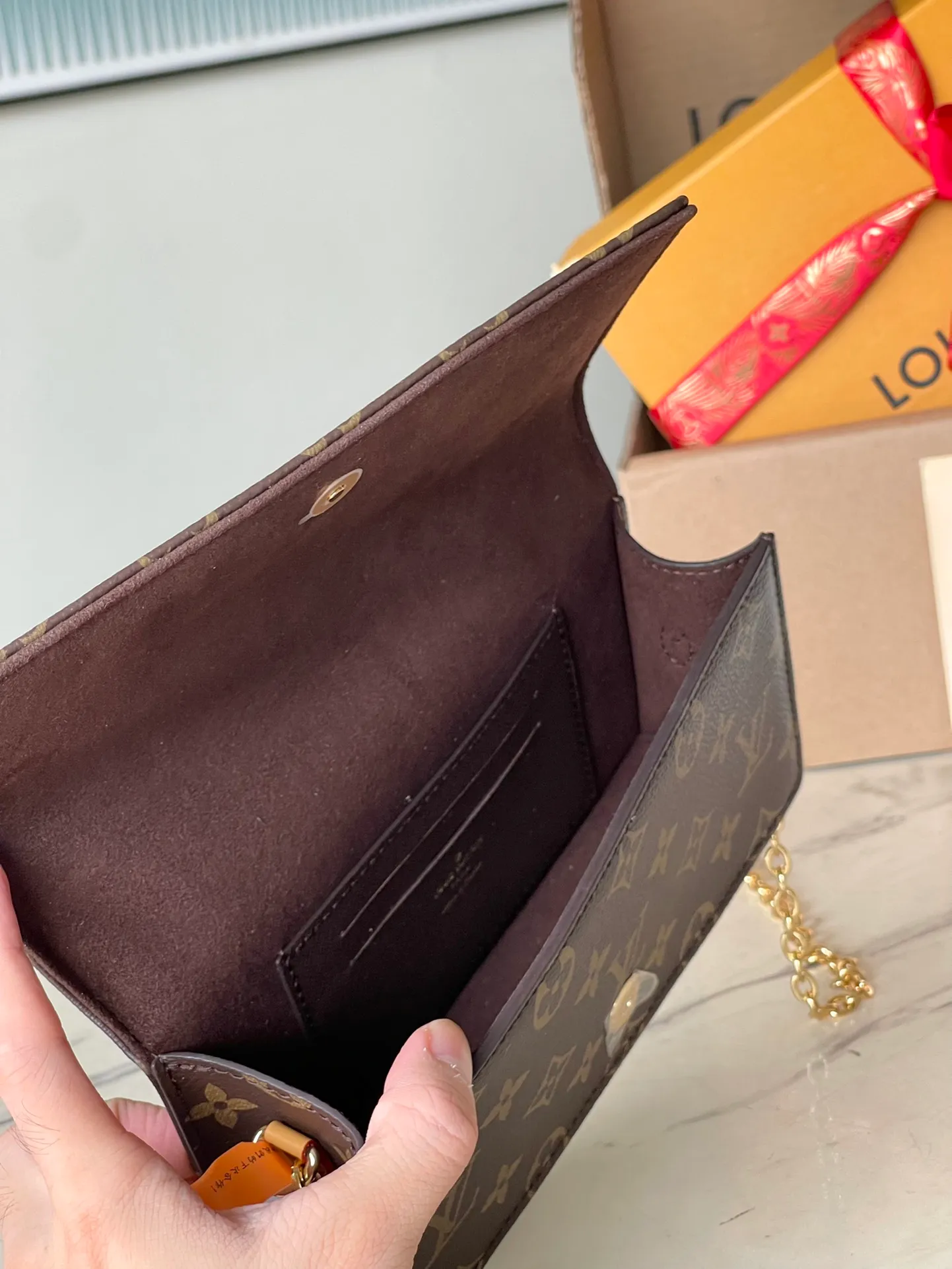 💰640 Top original order M82509 supports counter inspection. The photo taken of duty-free goods is consistent with the product and has not been unpacked. This product is an exclusive duty-free product in the market and is the highest-end product. Inspection is supported. This product has passed strict inspection and is flawless. Please wear gloves when touching the product. This product is not returnable or exchangeable. Please confirm the product first and then remove the label on the handle. This product is temporarily not open to the public, only regular customers, and is in short supply. Dimensions: 20.7 x 10.2 x 3.5 cm