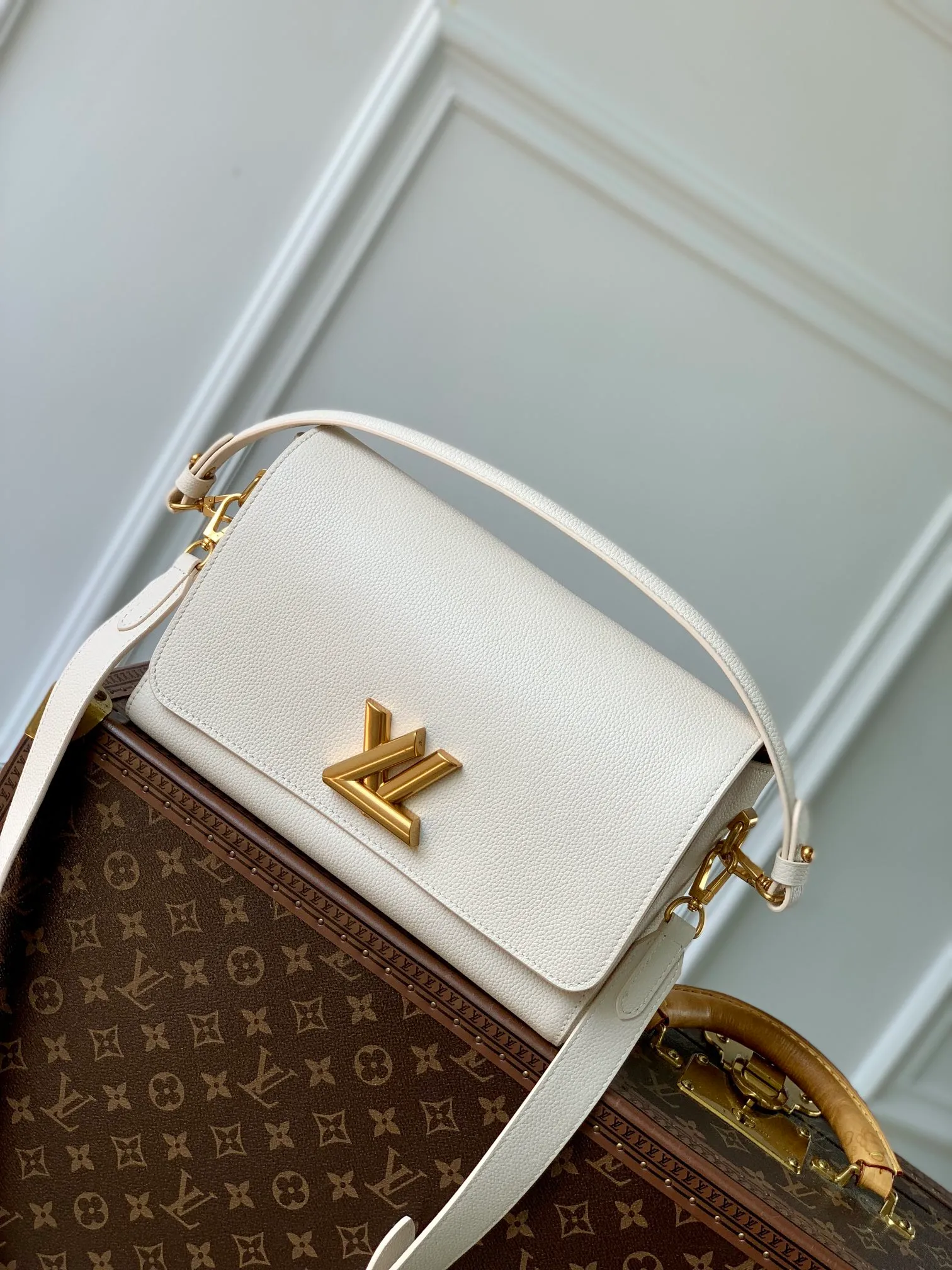 💰1280 (top layer leather) top quality original M25359 white. This Soft Twist handbag is made of soft cow leather and reinterprets the iconic Twist handbag in a generous size. The aged metal parts shine with eye-catching style, and the fitted design and multiple carrying methods enable a comfortable travel experience. 27 x 19 x 9 cm (length x height x width)