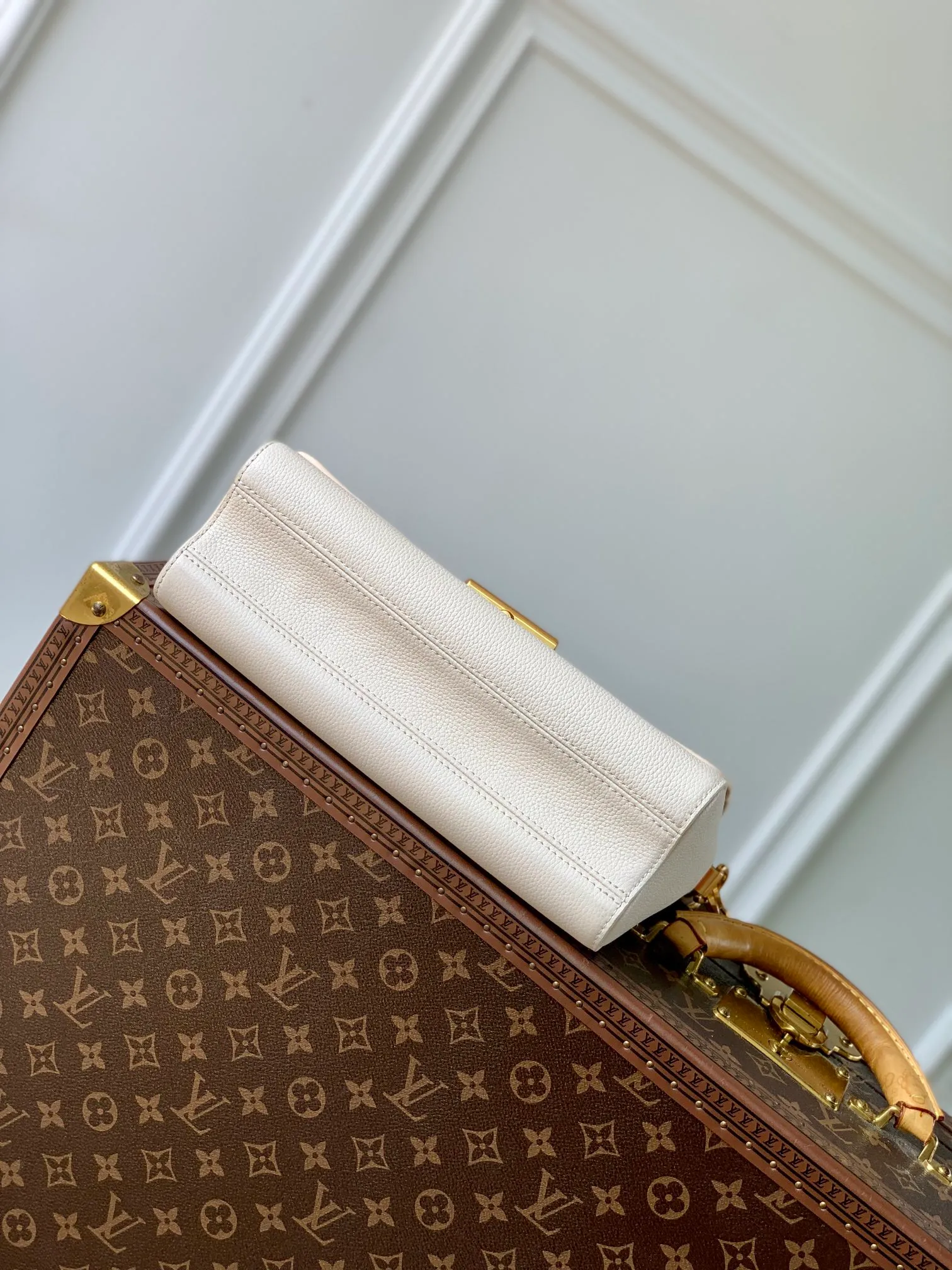 💰1280 (top layer leather) top quality original M25359 white. This Soft Twist handbag is made of soft cow leather and reinterprets the iconic Twist handbag in a generous size. The aged metal parts shine with eye-catching style, and the fitted design and multiple carrying methods enable a comfortable travel experience. 27 x 19 x 9 cm (length x height x width)