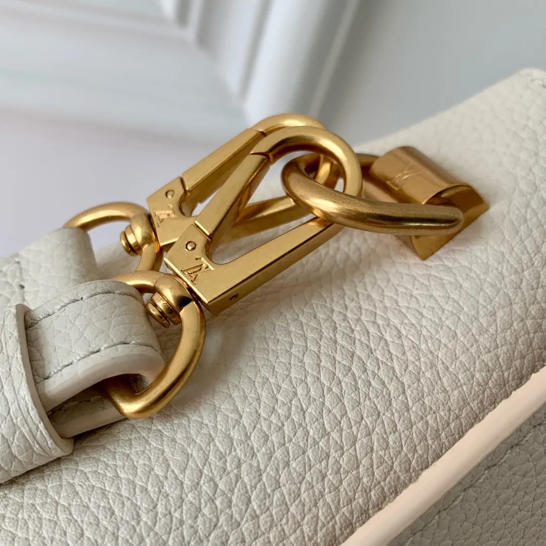 💰1280 (top layer leather) top quality original M25359 white. This Soft Twist handbag is made of soft cow leather and reinterprets the iconic Twist handbag in a generous size. The aged metal parts shine with eye-catching style, and the fitted design and multiple carrying methods enable a comfortable travel experience. 27 x 19 x 9 cm (length x height x width)