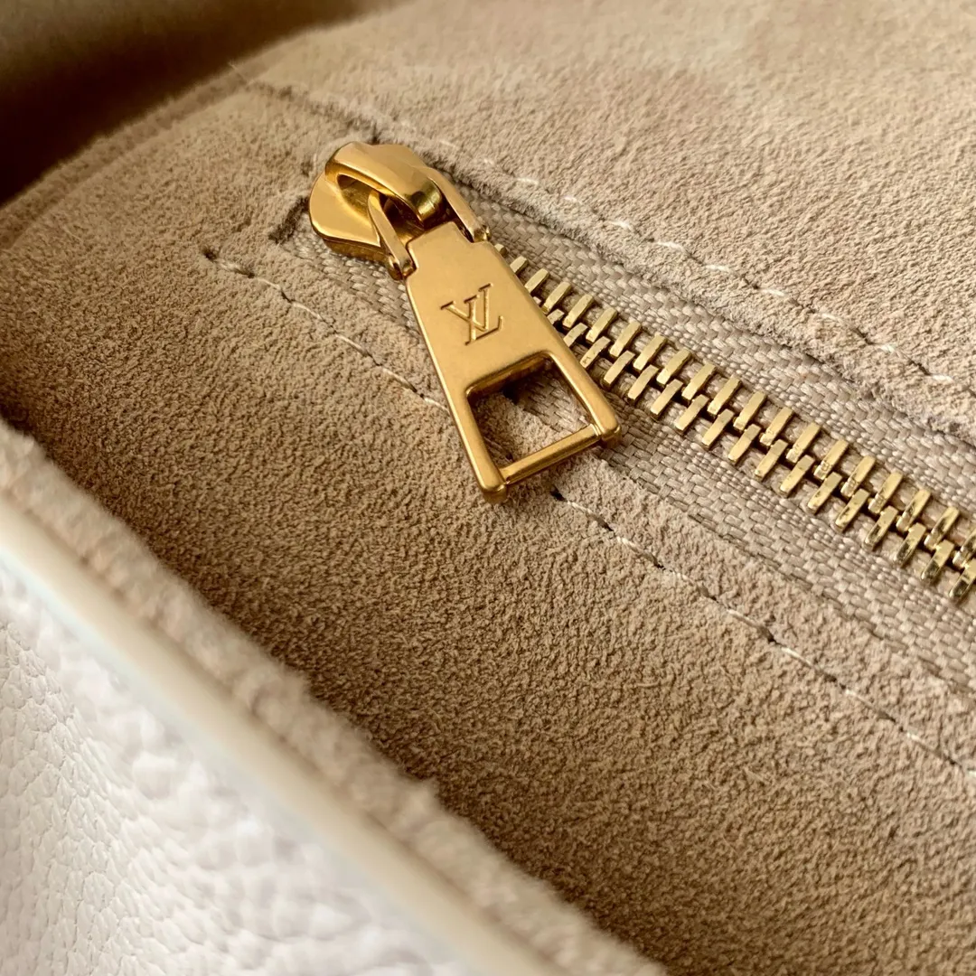 💰1280 (top layer leather) top quality original M25359 white. This Soft Twist handbag is made of soft cow leather and reinterprets the iconic Twist handbag in a generous size. The aged metal parts shine with eye-catching style, and the fitted design and multiple carrying methods enable a comfortable travel experience. 27 x 19 x 9 cm (length x height x width)