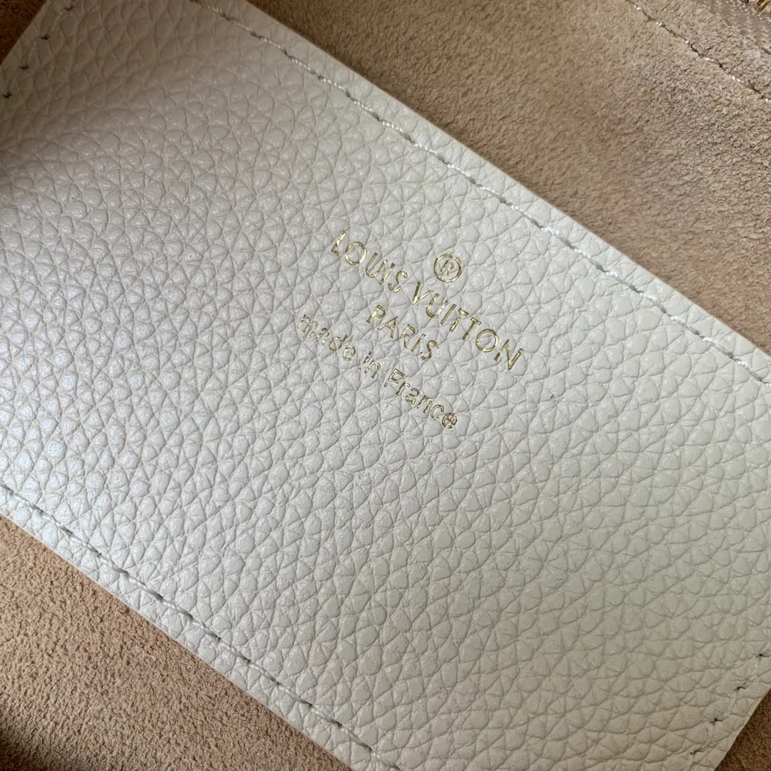 💰1280 (top layer leather) top quality original M25359 white. This Soft Twist handbag is made of soft cow leather and reinterprets the iconic Twist handbag in a generous size. The aged metal parts shine with eye-catching style, and the fitted design and multiple carrying methods enable a comfortable travel experience. 27 x 19 x 9 cm (length x height x width)