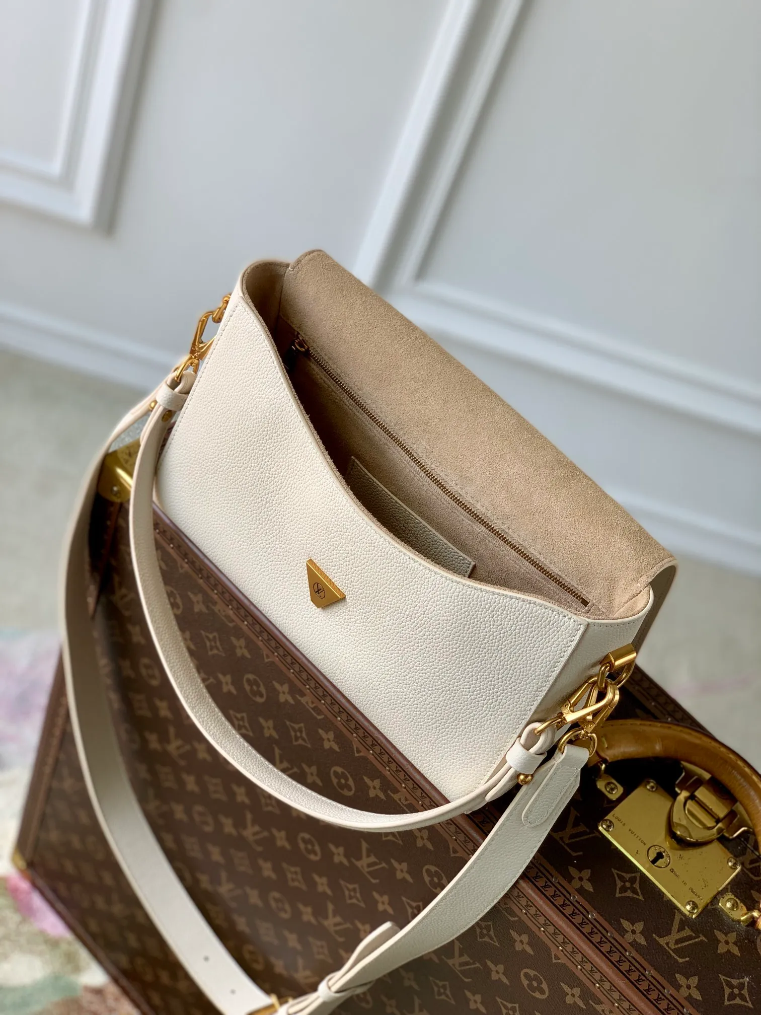 💰1280 (top layer leather) top quality original M25359 white. This Soft Twist handbag is made of soft cow leather and reinterprets the iconic Twist handbag in a generous size. The aged metal parts shine with eye-catching style, and the fitted design and multiple carrying methods enable a comfortable travel experience. 27 x 19 x 9 cm (length x height x width)