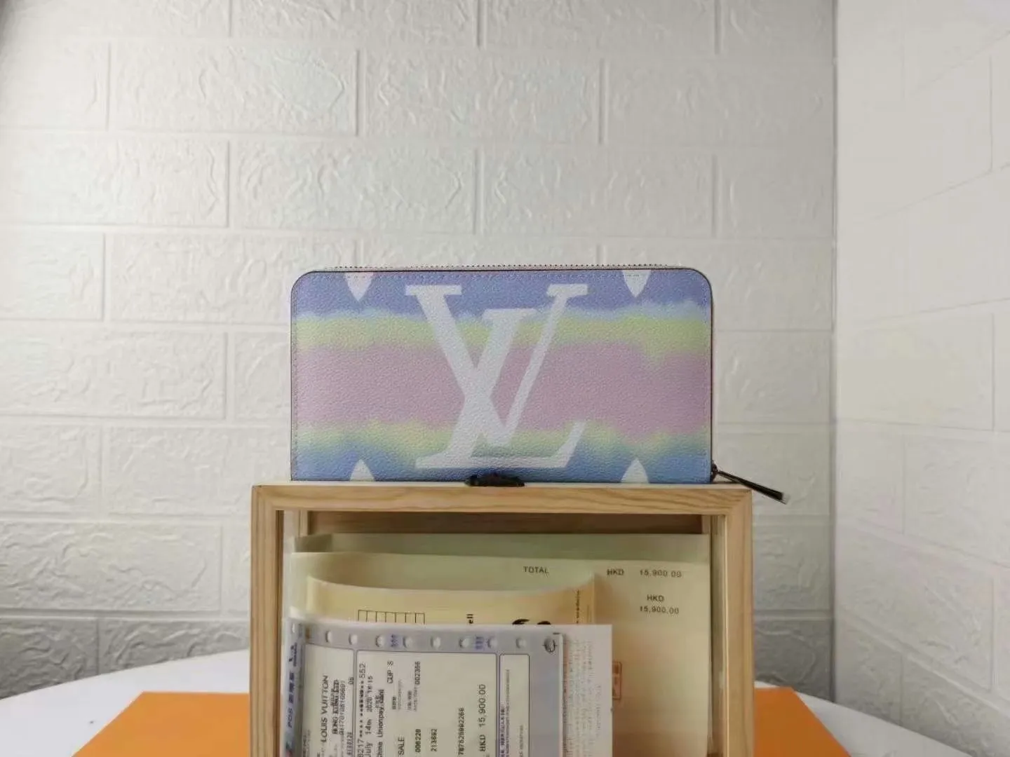 P130M69110 LV ESCALE ZIPPY WALLET Louis Vuitton’s classic Zippy wallet gets a new look in the LV Escale leather goods and accessories collection for the summer of 2020. The tie-dye effect of Monogram Giant canvas conveys the beauty of traditional Japanese tie-dyeing technology, and the zipper design securely protects pockets, compartments and card slots. Detailed features, 19.5x 10.5x 2.5 cm (LxHxW) Monogram coated canvas Cowhide lining Metal hardware, zipper closure, large accordion compartment, open bill compartment, zippered coin pocket, internal patch pocket, card slot.