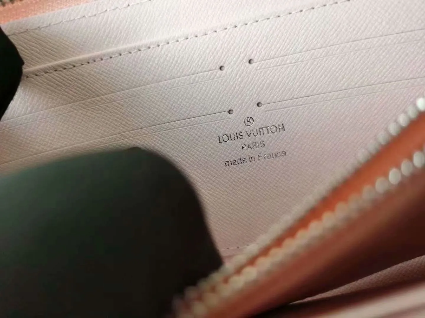 P130M69110 LV ESCALE ZIPPY WALLET Louis Vuitton’s classic Zippy wallet gets a new look in the LV Escale leather goods and accessories collection for the summer of 2020. The tie-dye effect of Monogram Giant canvas conveys the beauty of traditional Japanese tie-dyeing technology, and the zipper design securely protects pockets, compartments and card slots. Detailed features, 19.5x 10.5x 2.5 cm (LxHxW) Monogram coated canvas Cowhide lining Metal hardware, zipper closure, large accordion compartment, open bill compartment, zippered coin pocket, internal patch pocket, card slot.