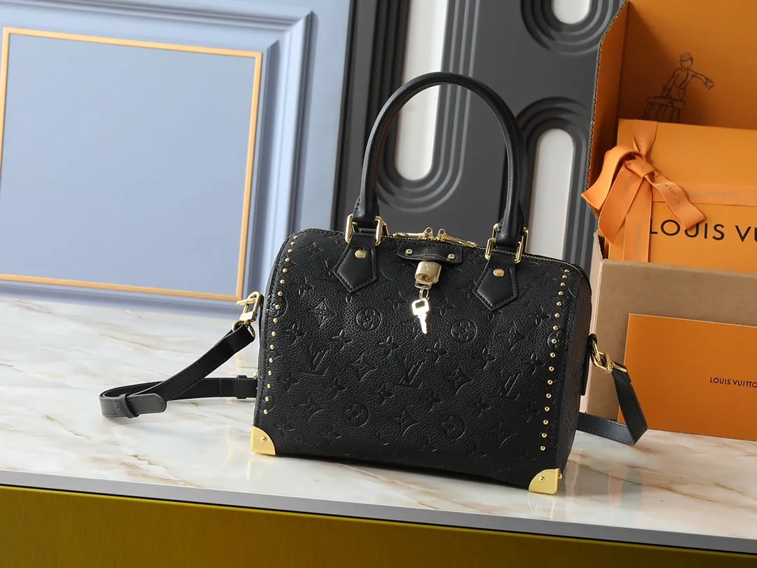 💰280💰Upgraded from the original M26181 M26392, the Louis Vuitton Trunk series welcomes this new Speedy 25, which pays homage to the brand’s genes through brand archival elements such as the classic Monogram pattern and suitcase-inspired details. Made of canvas material with cow leather trim and embellished with metal parts, it shows exquisite craftsmanship. The elegant yet modern design can be carried by hand or on one shoulder, making it suitable for a variety of occasions. Dimensions: 27.0 x 20.0 x 15.0 cm (length x height x width)