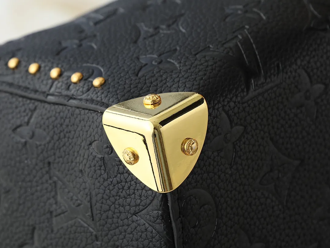 💰280💰Upgraded from the original M26181 M26392, the Louis Vuitton Trunk series welcomes this new Speedy 25, which pays homage to the brand’s genes through brand archival elements such as the classic Monogram pattern and suitcase-inspired details. Made of canvas material with cow leather trim and embellished with metal parts, it shows exquisite craftsmanship. The elegant yet modern design can be carried by hand or on one shoulder, making it suitable for a variety of occasions. Dimensions: 27.0 x 20.0 x 15.0 cm (length x height x width)