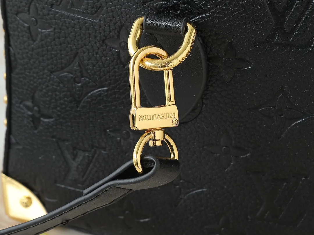 💰280💰Upgraded from the original M26181 M26392, the Louis Vuitton Trunk series welcomes this new Speedy 25, which pays homage to the brand’s genes through brand archival elements such as the classic Monogram pattern and suitcase-inspired details. Made of canvas material with cow leather trim and embellished with metal parts, it shows exquisite craftsmanship. The elegant yet modern design can be carried by hand or on one shoulder, making it suitable for a variety of occasions. Dimensions: 27.0 x 20.0 x 15.0 cm (length x height x width)