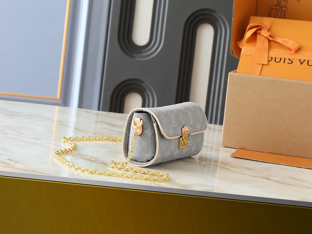 💰220💰Upgraded original M13566 This Pochette Camille handbag is made of Monogram canvas, paying tribute to the original design that appeared in the Louis Vuitton spring and summer 2000 fashion show. The S-Lock buckle, LVCircle logo on the chain and contrasting WVN leather trim embody the brand's classic elements. The flexible and easy-to-wear construction can be worn cross-body, over the shoulder or by hand. Dimensions: 20.5 × 11 × 6 cm