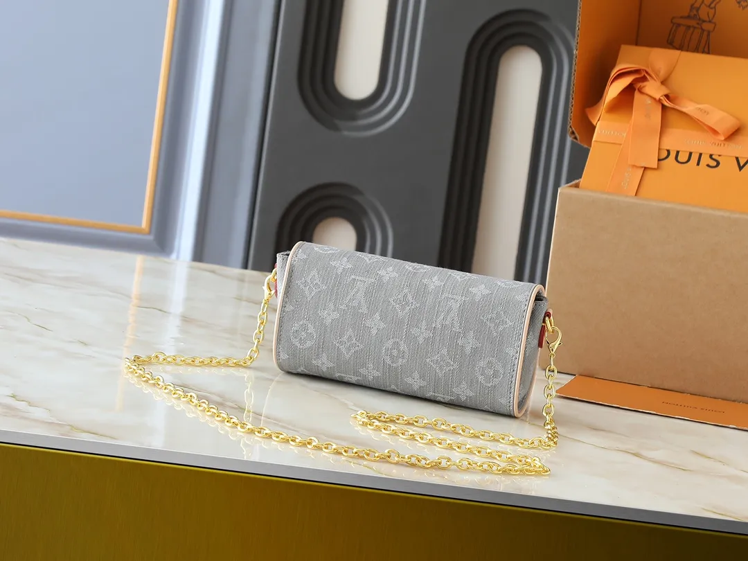 💰220💰Upgraded original M13566 This Pochette Camille handbag is made of Monogram canvas, paying tribute to the original design that appeared in the Louis Vuitton spring and summer 2000 fashion show. The S-Lock buckle, LVCircle logo on the chain and contrasting WVN leather trim embody the brand's classic elements. The flexible and easy-to-wear construction can be worn cross-body, over the shoulder or by hand. Dimensions: 20.5 × 11 × 6 cm