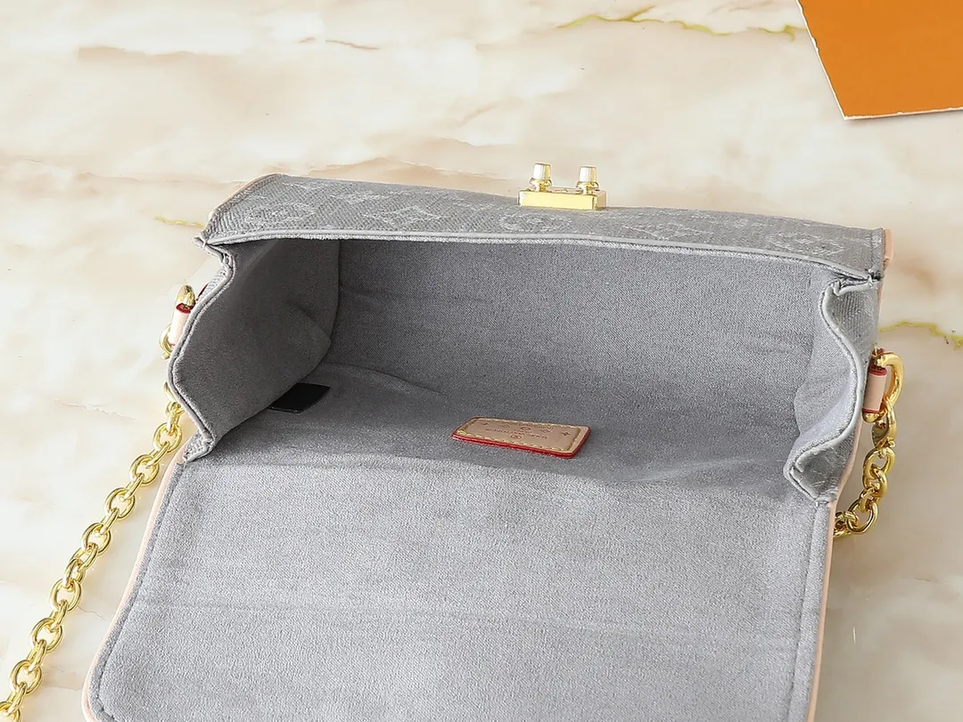 💰220💰Upgraded original M13566 This Pochette Camille handbag is made of Monogram canvas, paying tribute to the original design that appeared in the Louis Vuitton spring and summer 2000 fashion show. The S-Lock buckle, LVCircle logo on the chain and contrasting WVN leather trim embody the brand's classic elements. The flexible and easy-to-wear construction can be worn cross-body, over the shoulder or by hand. Dimensions: 20.5 × 11 × 6 cm