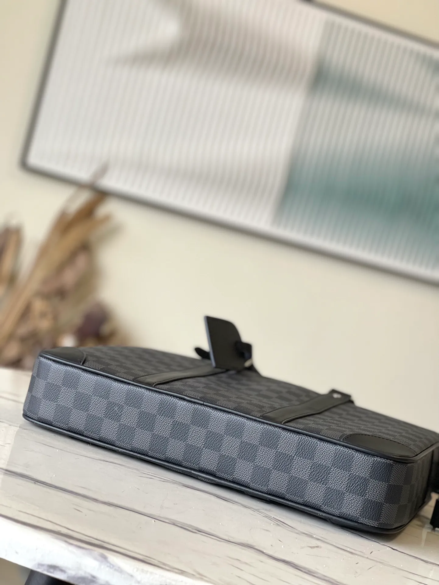 💰1000 Top Original N40445 This Voyage small briefcase is made of Damier Graphite coated canvas, with leather side straps, reinforced corners, top handles and nameplate. The outer pocket makes it easy to store a smartphone, the padded interior compartment holds a 13-inch laptop, and the removable and adjustable shoulder strap makes it comfortable to carry over the shoulder. Dimensions: 36.5 x 27.5 x 6 cm