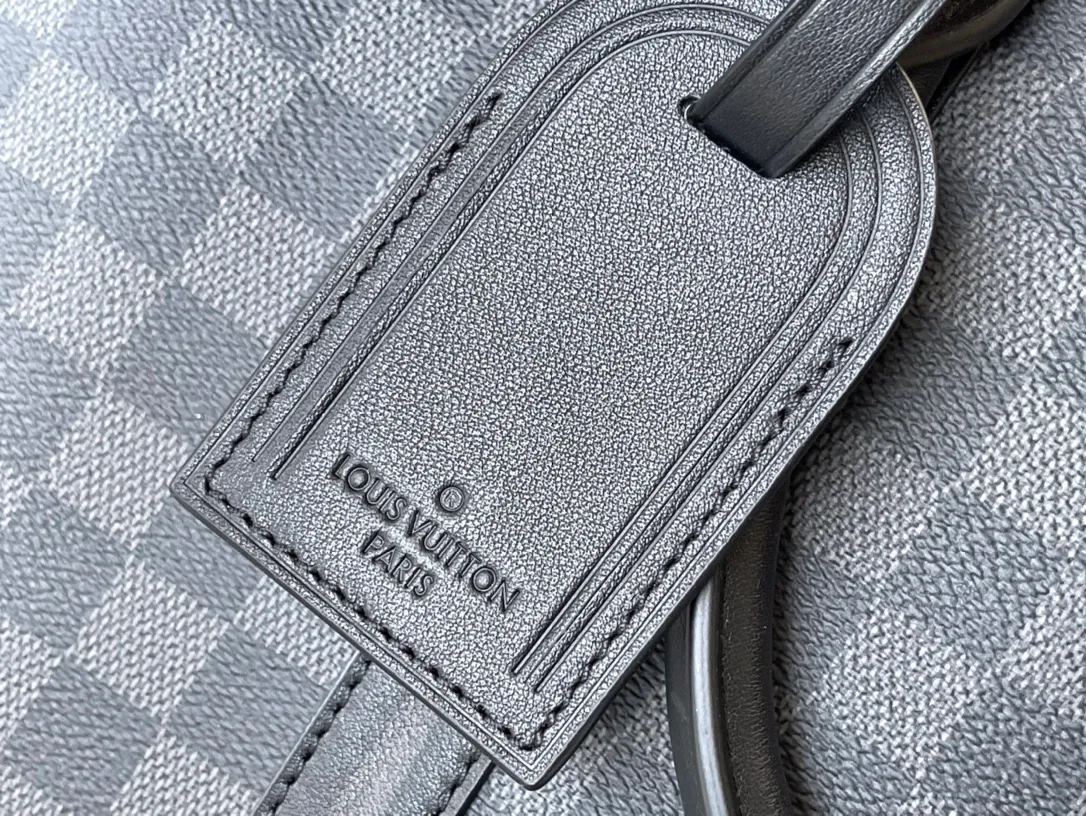 💰1000 Top Original N40445 This Voyage small briefcase is made of Damier Graphite coated canvas, with leather side straps, reinforced corners, top handles and nameplate. The outer pocket makes it easy to store a smartphone, the padded interior compartment holds a 13-inch laptop, and the removable and adjustable shoulder strap makes it comfortable to carry over the shoulder. Dimensions: 36.5 x 27.5 x 6 cm
