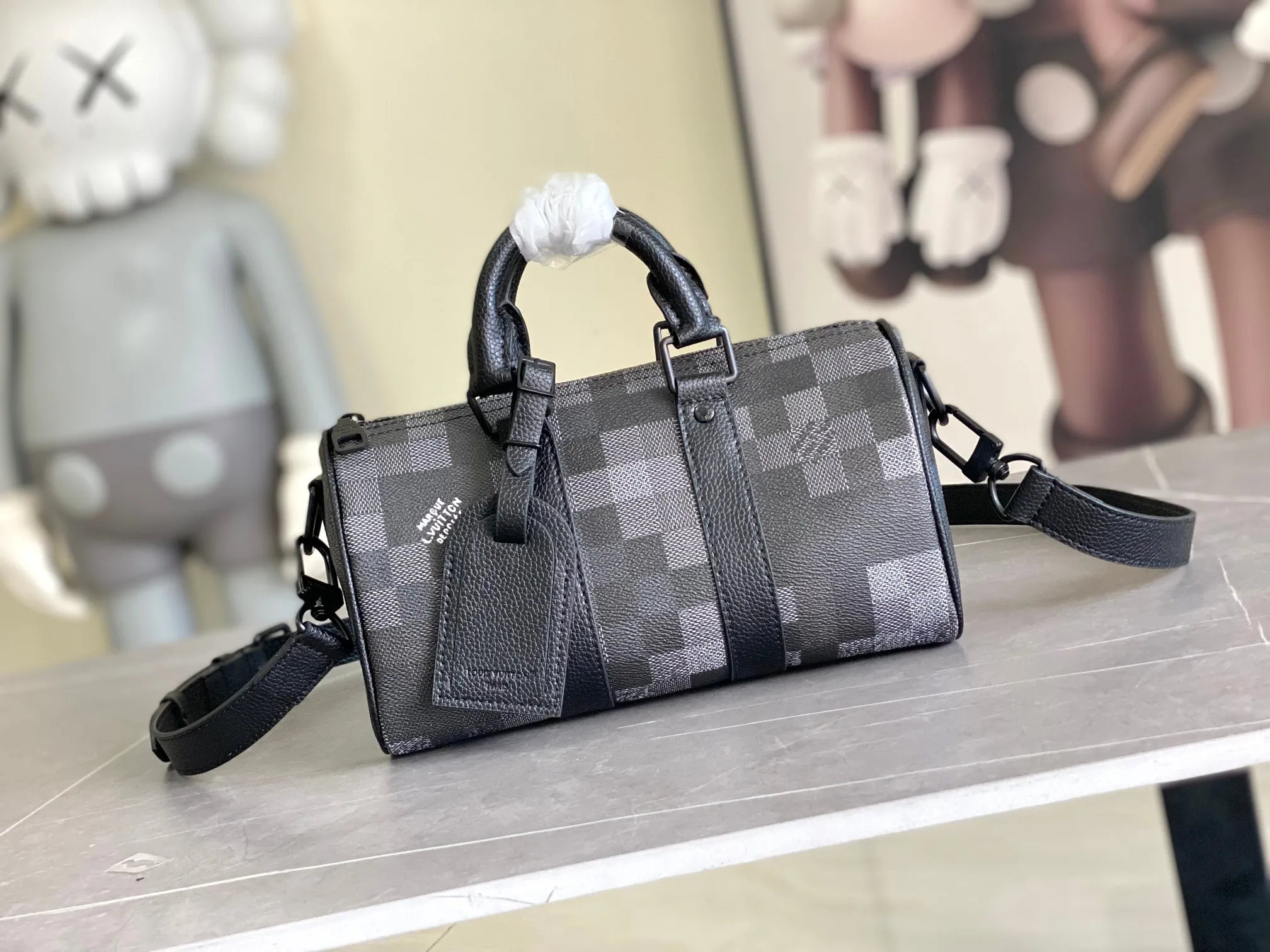💰960 Top Original M14919 Black Pillow Bag This Keepall 25 handbag is made of Monogram Eclipse Reverse canvas, showing an elegant reinterpretation of Louis Vuitton's classic pattern. The reinforced straps and leather nameplate continue the iconic elements of the Keepall series, and the zipper closure keeps personal items safe and secure. Dimensions: 25.0 x 15.0 x 11.0cm (Length x Height x Width)