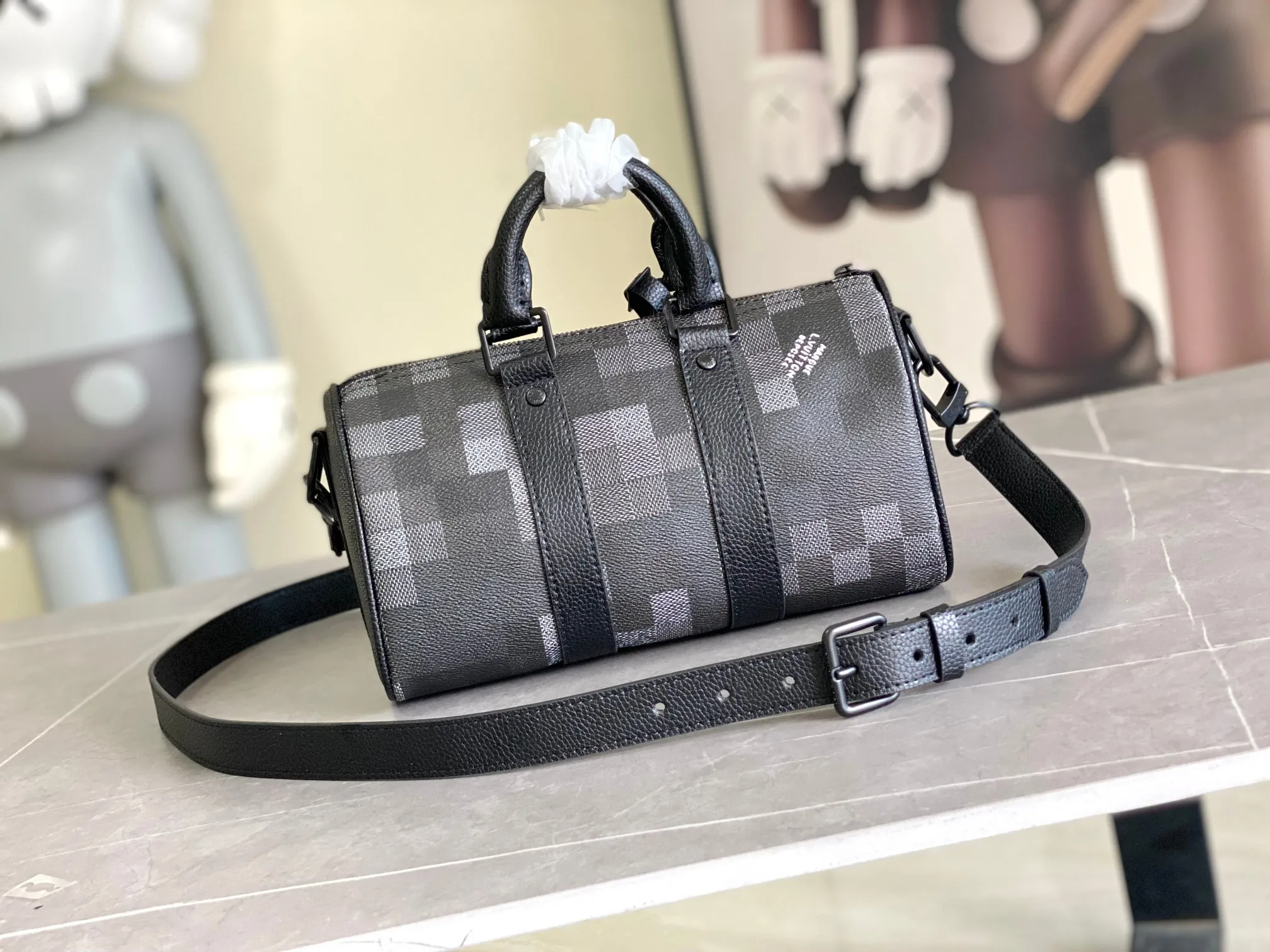 💰960 Top Original M14919 Black Pillow Bag This Keepall 25 handbag is made of Monogram Eclipse Reverse canvas, showing an elegant reinterpretation of Louis Vuitton's classic pattern. The reinforced straps and leather nameplate continue the iconic elements of the Keepall series, and the zipper closure keeps personal items safe and secure. Dimensions: 25.0 x 15.0 x 11.0cm (Length x Height x Width)