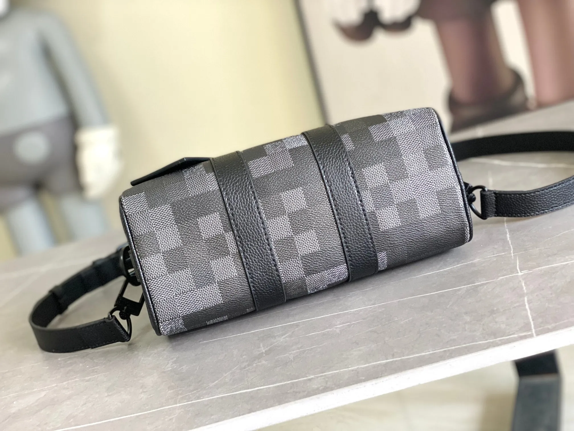 💰960 Top Original M14919 Black Pillow Bag This Keepall 25 handbag is made of Monogram Eclipse Reverse canvas, showing an elegant reinterpretation of Louis Vuitton's classic pattern. The reinforced straps and leather nameplate continue the iconic elements of the Keepall series, and the zipper closure keeps personal items safe and secure. Dimensions: 25.0 x 15.0 x 11.0cm (Length x Height x Width)