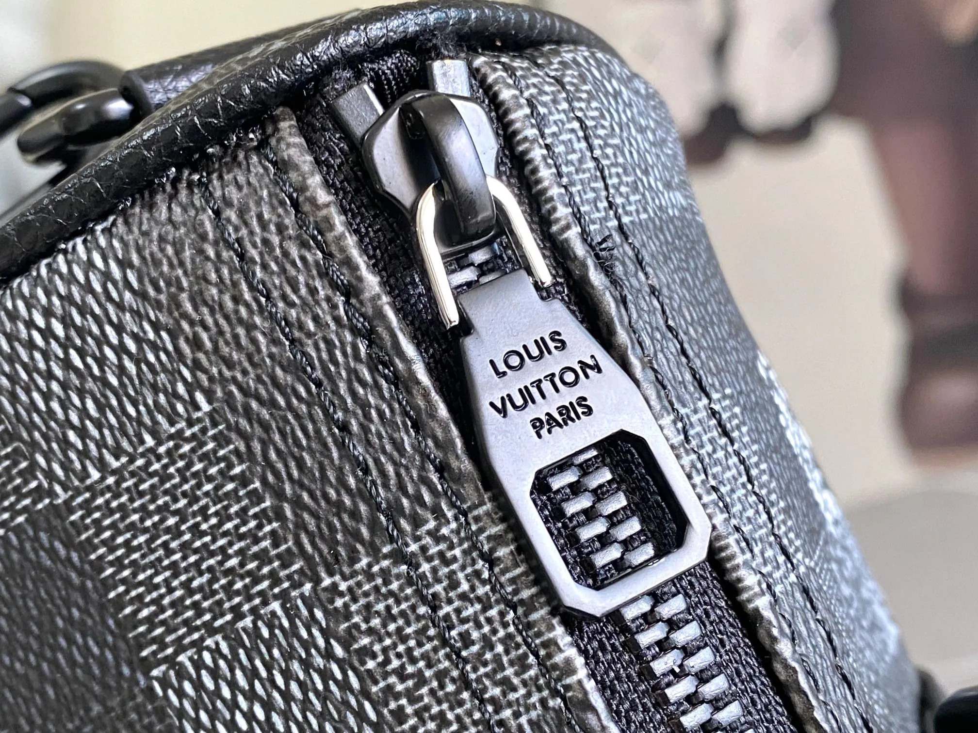 💰960 Top Original M14919 Black Pillow Bag This Keepall 25 handbag is made of Monogram Eclipse Reverse canvas, showing an elegant reinterpretation of Louis Vuitton's classic pattern. The reinforced straps and leather nameplate continue the iconic elements of the Keepall series, and the zipper closure keeps personal items safe and secure. Dimensions: 25.0 x 15.0 x 11.0cm (Length x Height x Width)