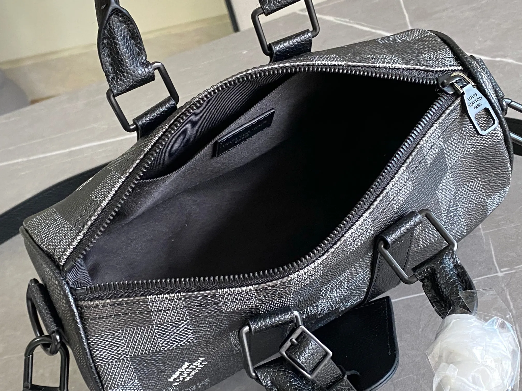 💰960 Top Original M14919 Black Pillow Bag This Keepall 25 handbag is made of Monogram Eclipse Reverse canvas, showing an elegant reinterpretation of Louis Vuitton's classic pattern. The reinforced straps and leather nameplate continue the iconic elements of the Keepall series, and the zipper closure keeps personal items safe and secure. Dimensions: 25.0 x 15.0 x 11.0cm (Length x Height x Width)