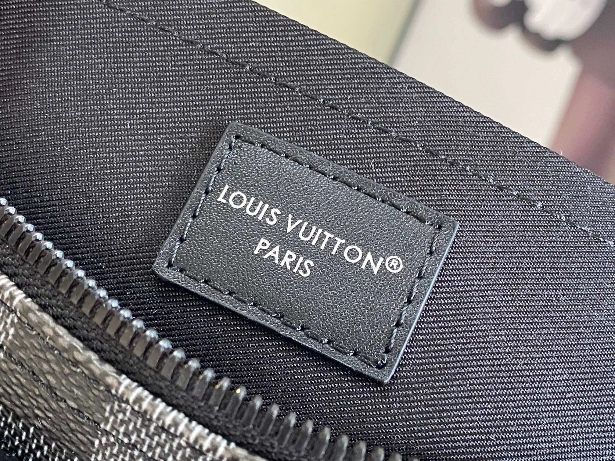 💰960 Top Original M14919 Black Pillow Bag This Keepall 25 handbag is made of Monogram Eclipse Reverse canvas, showing an elegant reinterpretation of Louis Vuitton's classic pattern. The reinforced straps and leather nameplate continue the iconic elements of the Keepall series, and the zipper closure keeps personal items safe and secure. Dimensions: 25.0 x 15.0 x 11.0cm (Length x Height x Width)